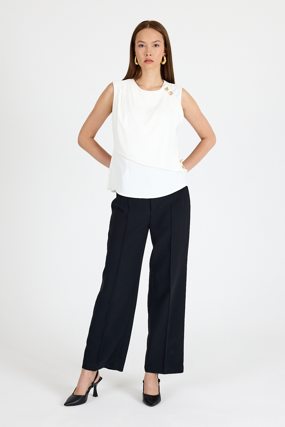 Ekru Omuz Pileli Gold Aksesuar Detaylı Kolsuz Bluz 251180 - 3