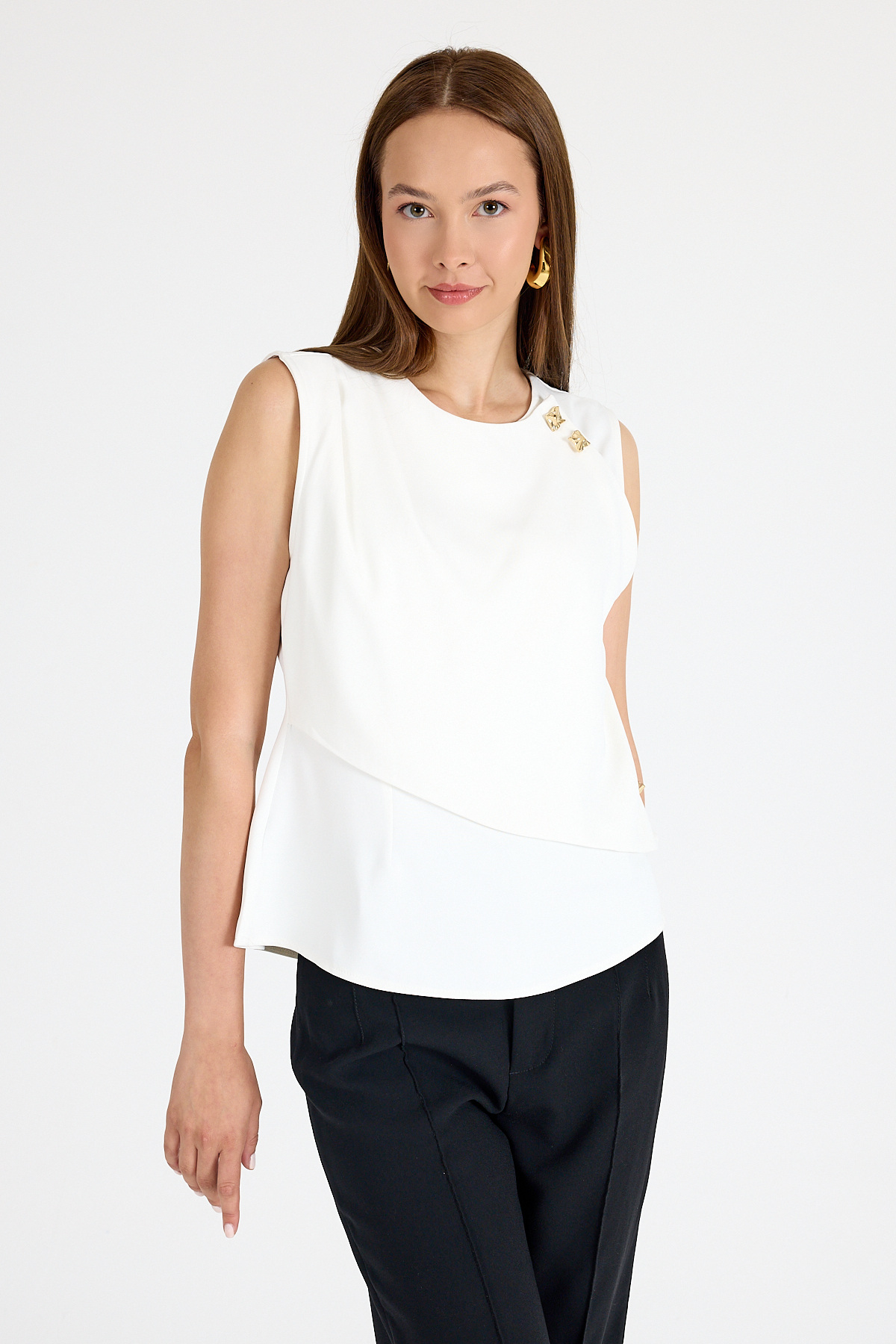 Ekru Omuz Pileli Gold Aksesuar Detaylı Kolsuz Bluz 251180 - 2