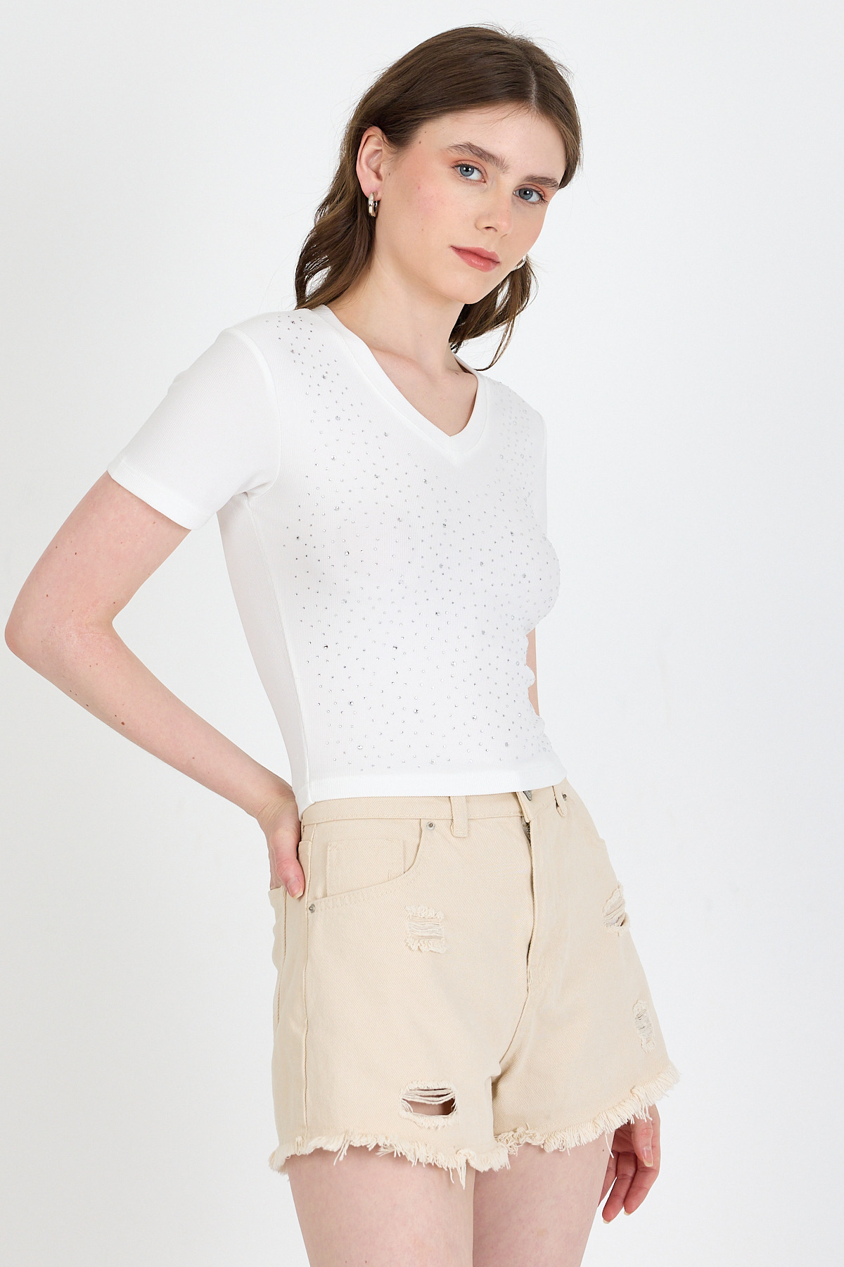 Ekru Taş İşleme Detaylı V Yaka Slim Fit Tişört 0949 - 2