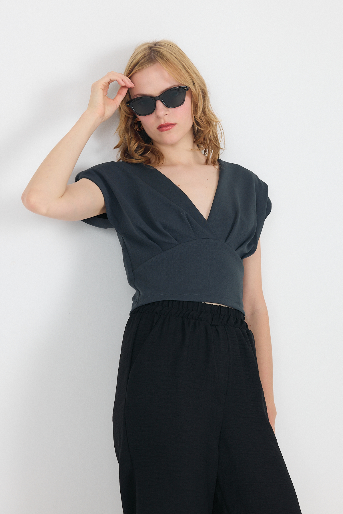 Füme V Yaka Vatkalı Büzgü Detaylı Kısa Kollu Bluz 4227A 