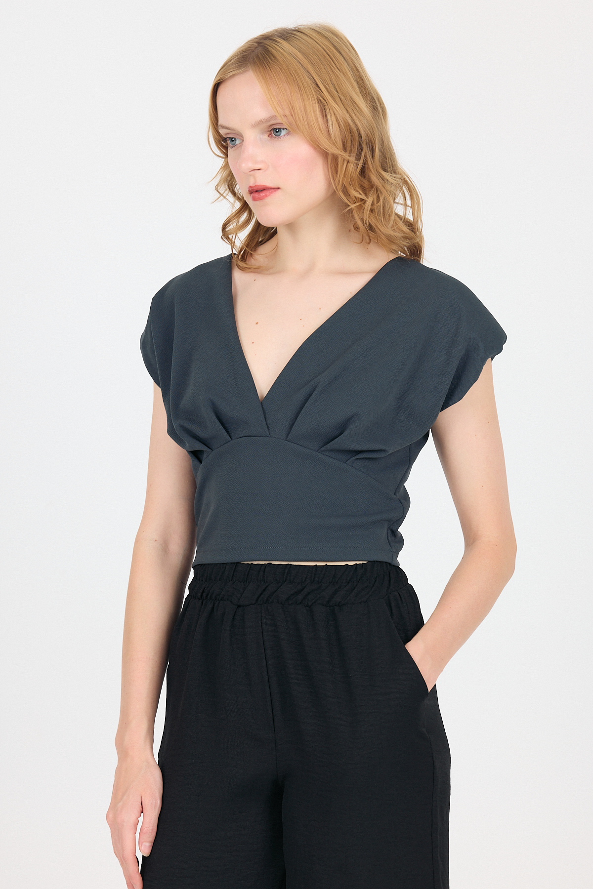 Füme V Yaka Vatkalı Büzgü Detaylı Kısa Kollu Bluz 4227A - 2