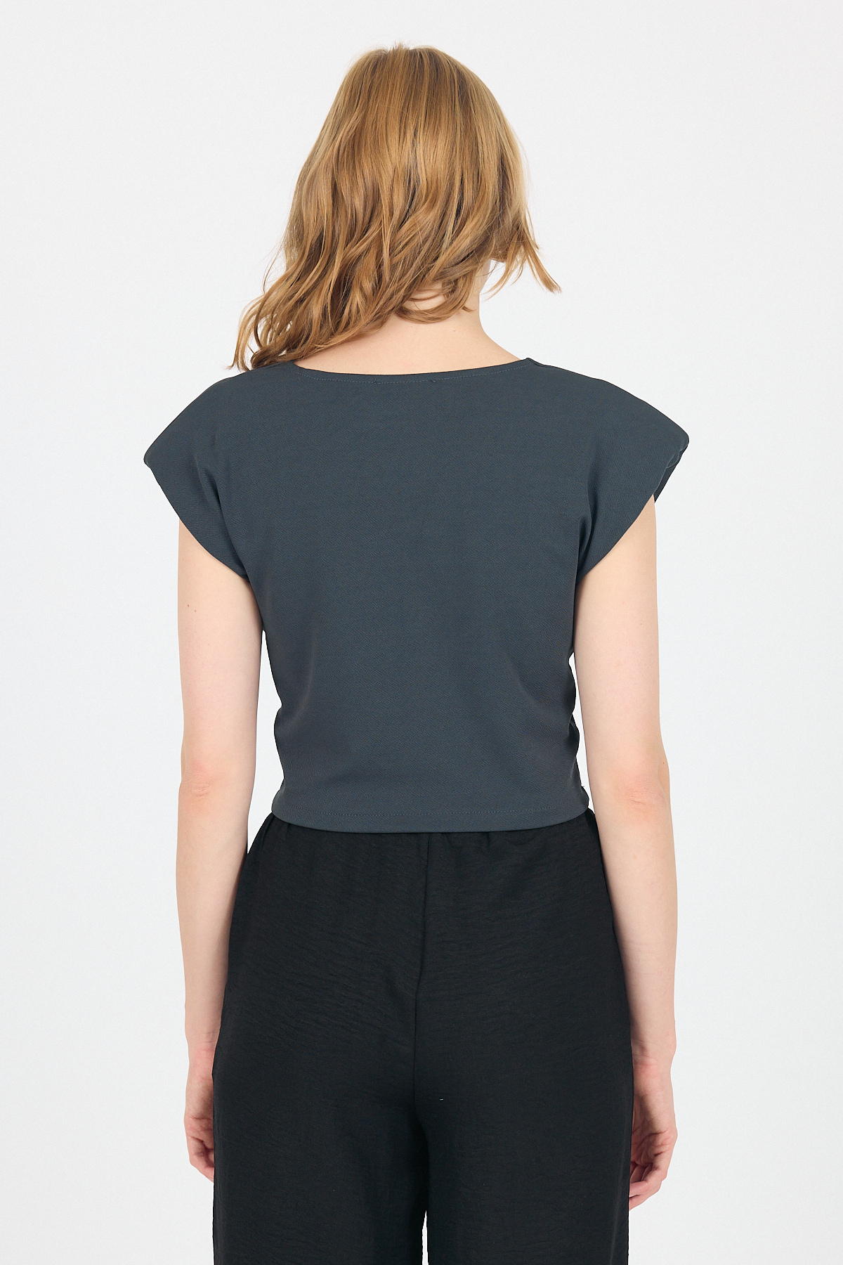 Füme V Yaka Vatkalı Büzgü Detaylı Kısa Kollu Bluz 4227A - 5