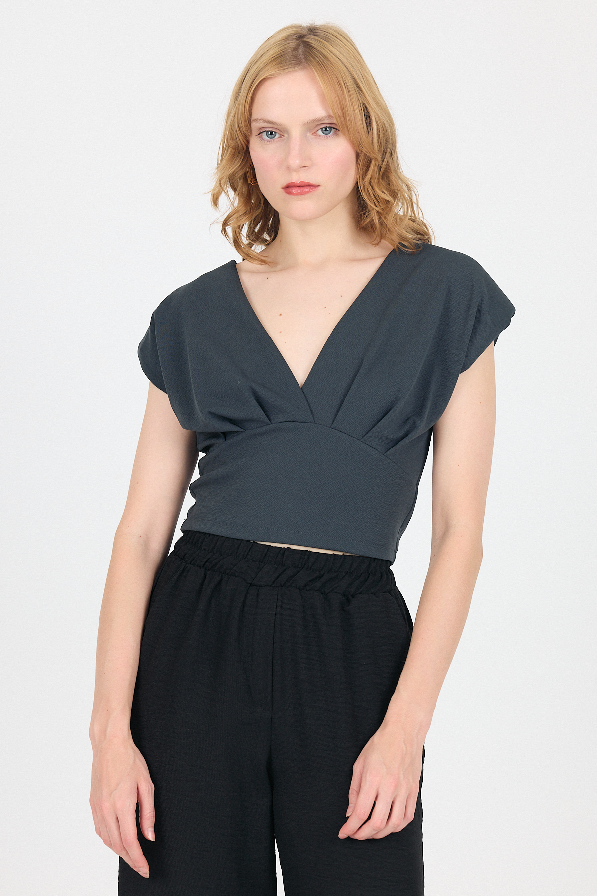 Füme V Yaka Vatkalı Büzgü Detaylı Kısa Kollu Bluz 4227A - 7