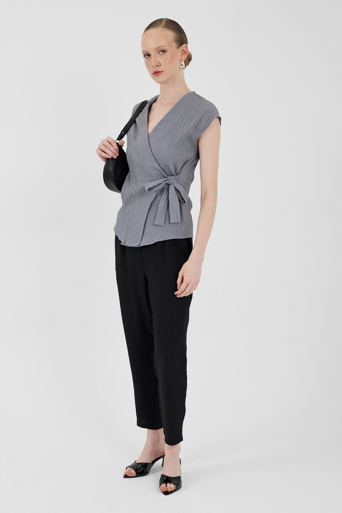 Gri Kruvaze Yaka Bağlama Detaylı Bluz 8025A - RAYS
