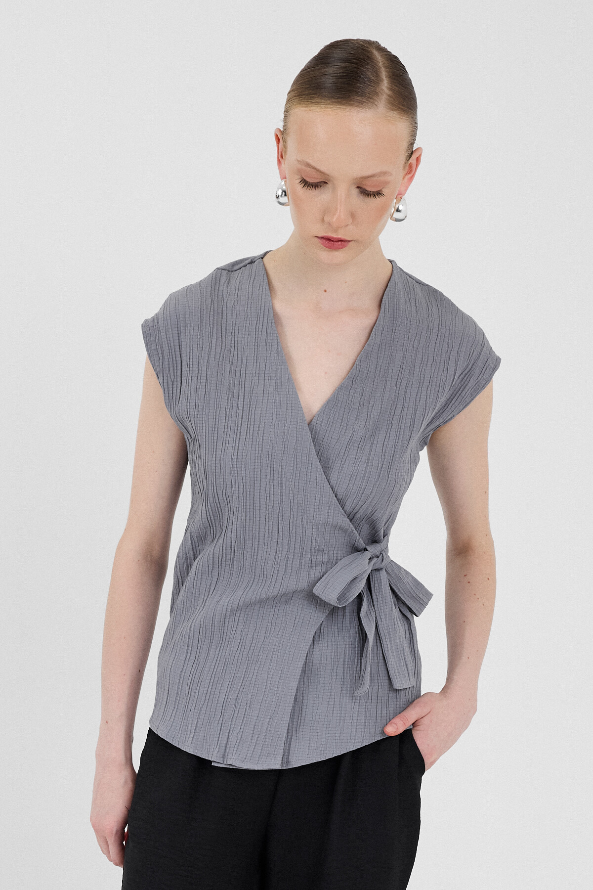 Gri Kruvaze Yaka Bağlama Detaylı Bluz 8025A - 2