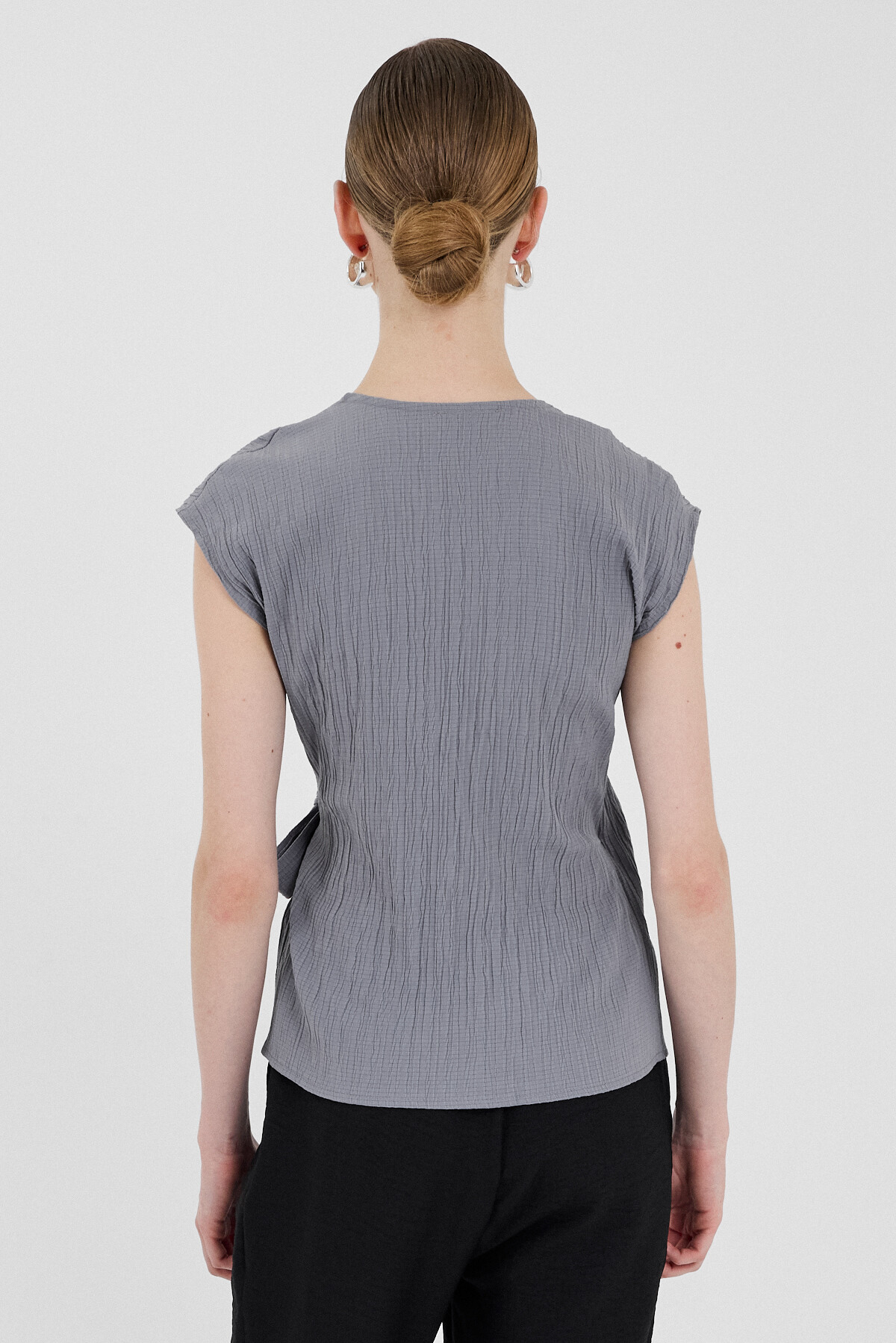 Gri Kruvaze Yaka Bağlama Detaylı Bluz 8025A - 5