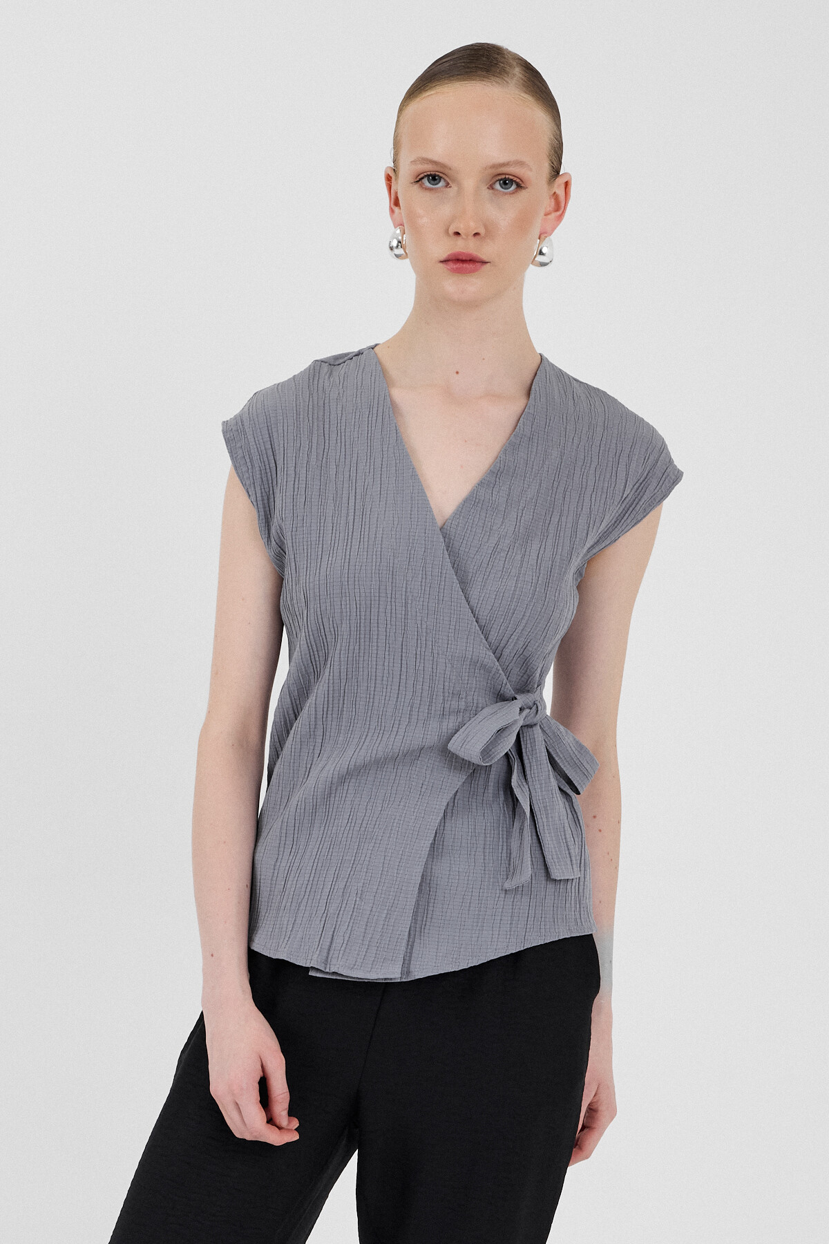 Gri Kruvaze Yaka Bağlama Detaylı Bluz 8025A 