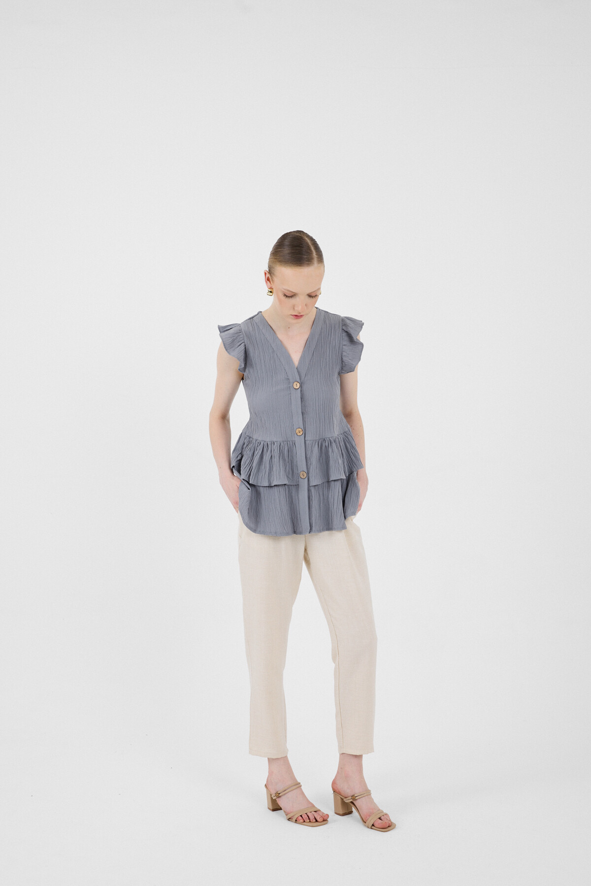 Gri V Yaka Düğmeli Fırfır Kol Bluz 8052A - RAYS