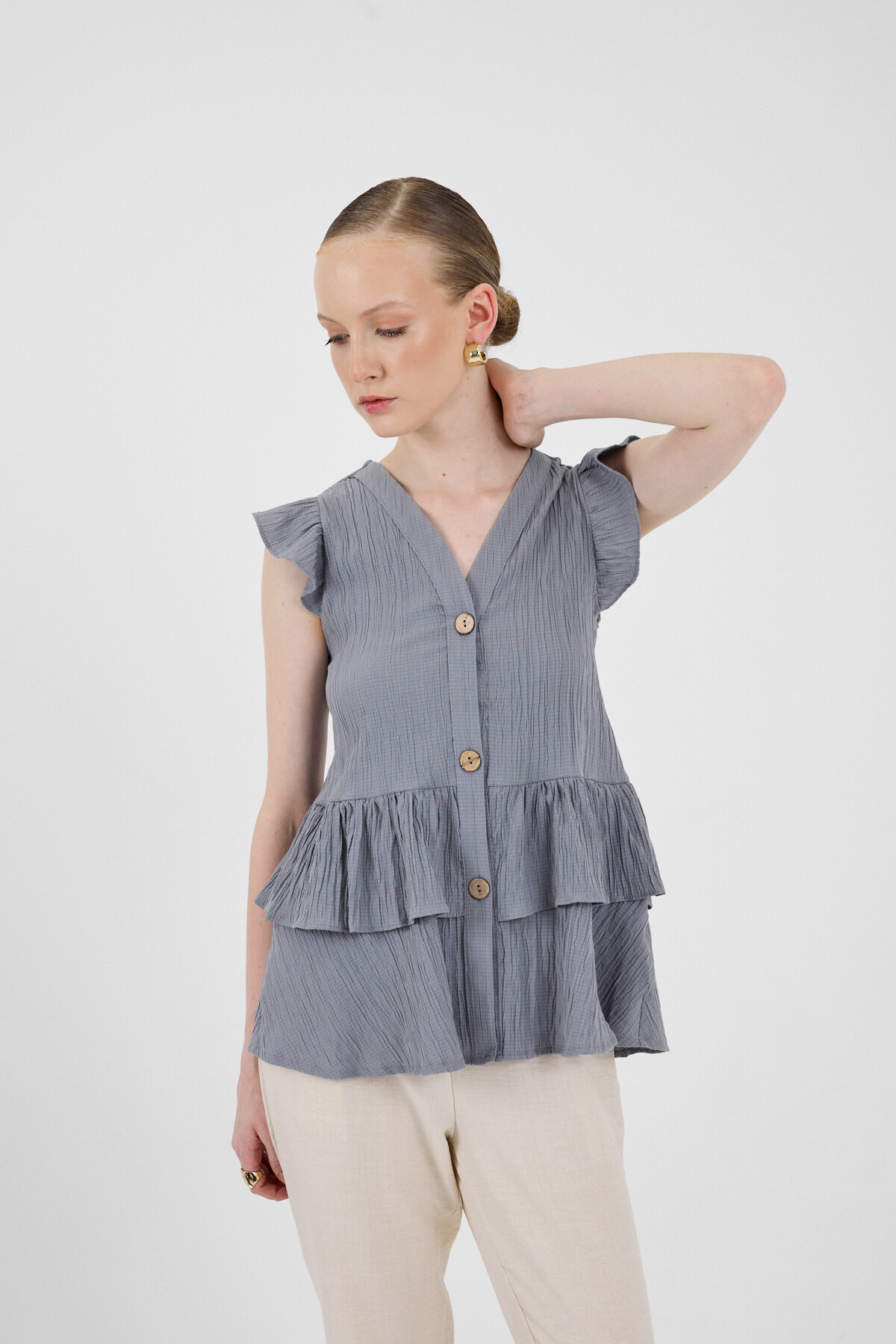 Gri V Yaka Düğmeli Fırfır Kol Bluz 8052A - RAYS