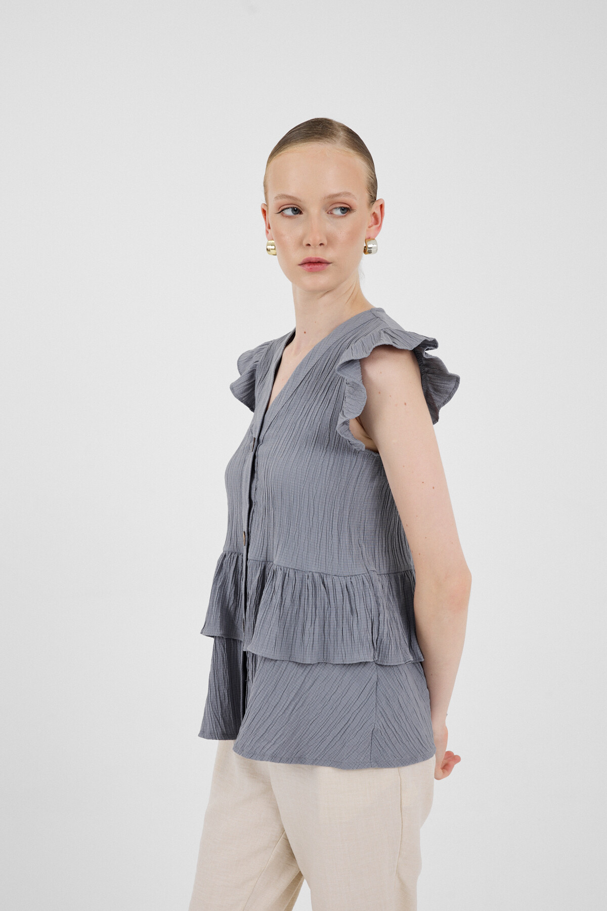 Gri V Yaka Düğmeli Fırfır Kol Bluz 8052A - 4