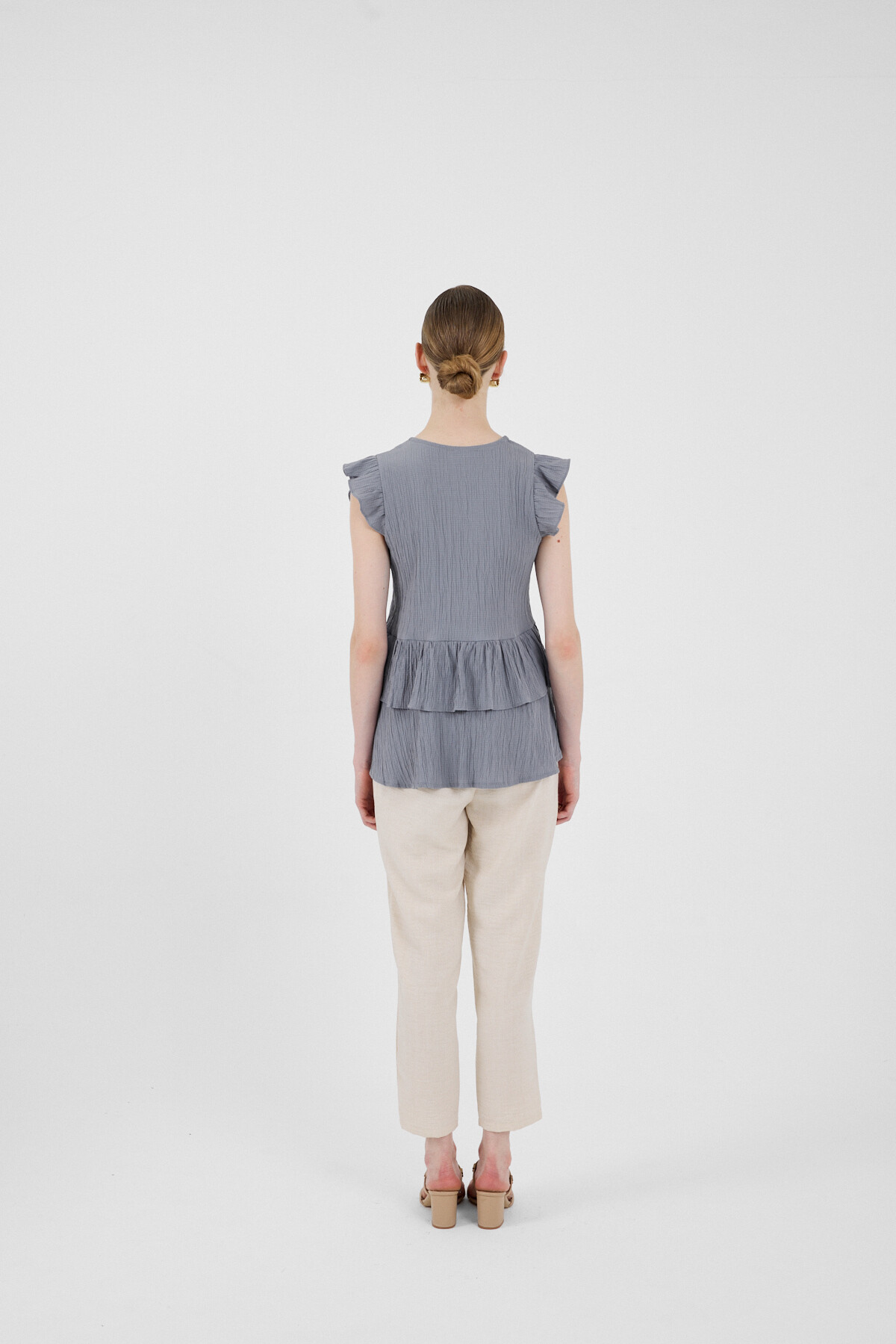 Gri V Yaka Düğmeli Fırfır Kol Bluz 8052A - 5