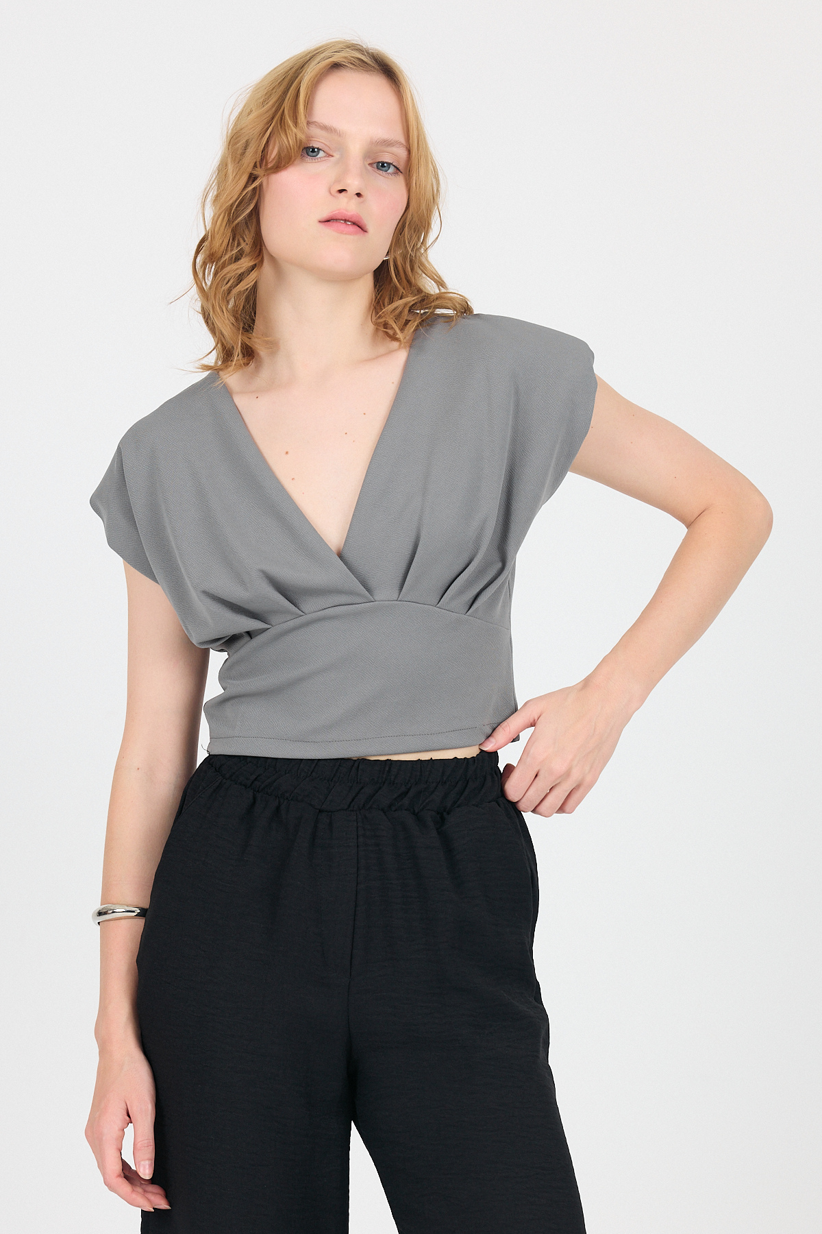 Gri Vatkalı V Yaka Kruvaze Crop Bluz 4227 - 7