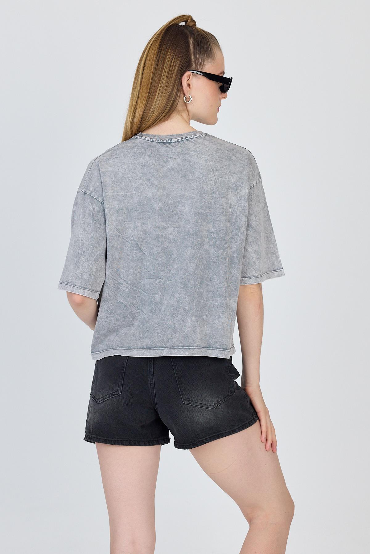 Gri Yıkamalı Yazı Baskılı Tişört 253020 - 5