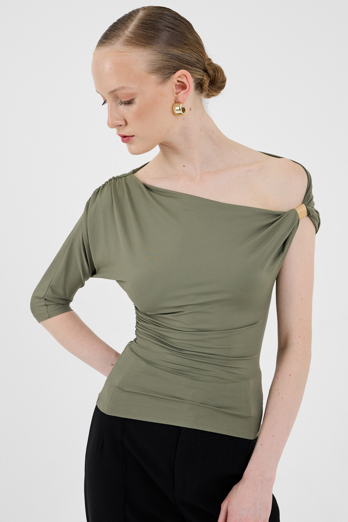 Haki Omuz Aksesuar Detaylı Yarım Kol Bluz 2490 - 2