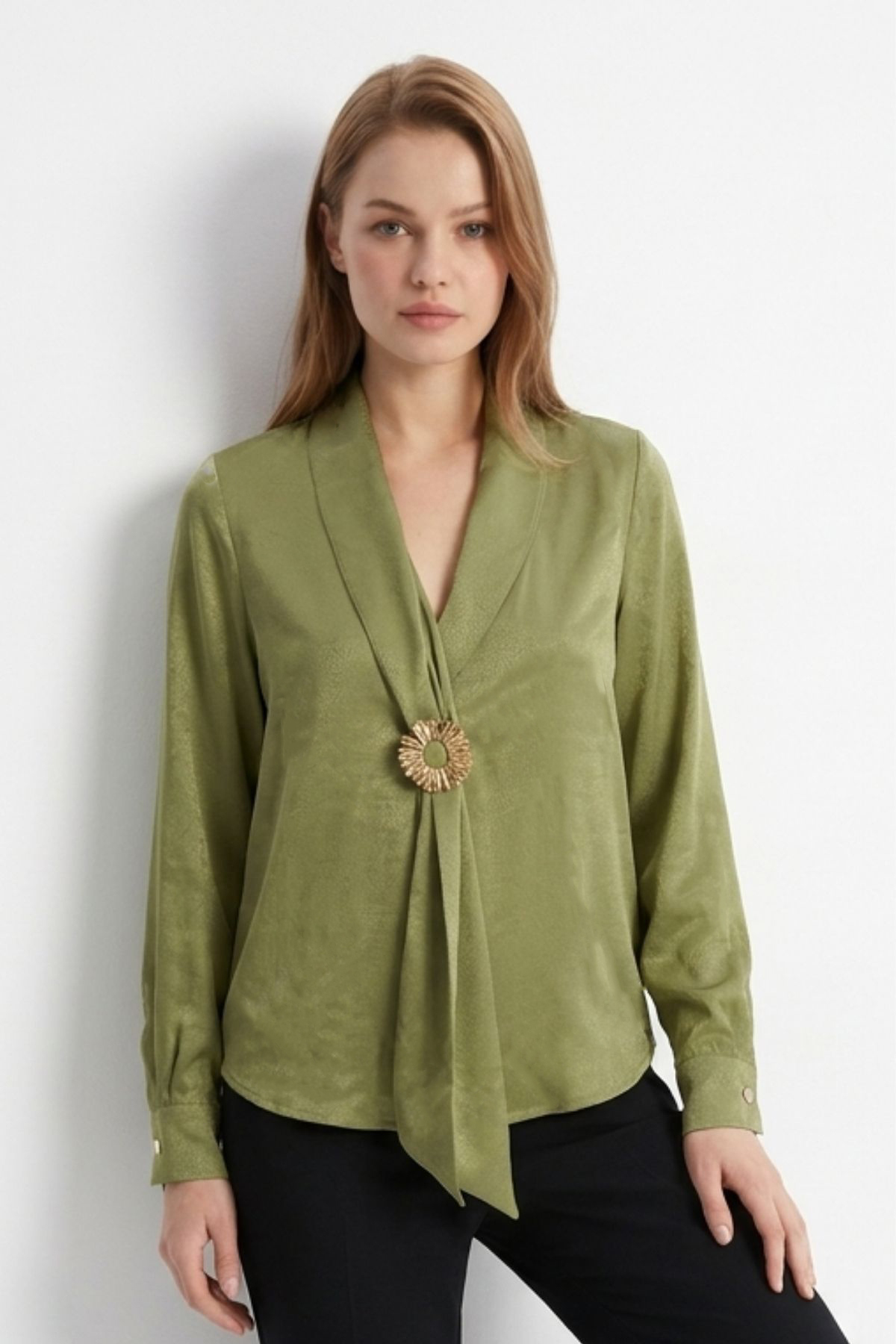 Haki V Yaka Aksesuarlı Bluz 252234 - RAYS