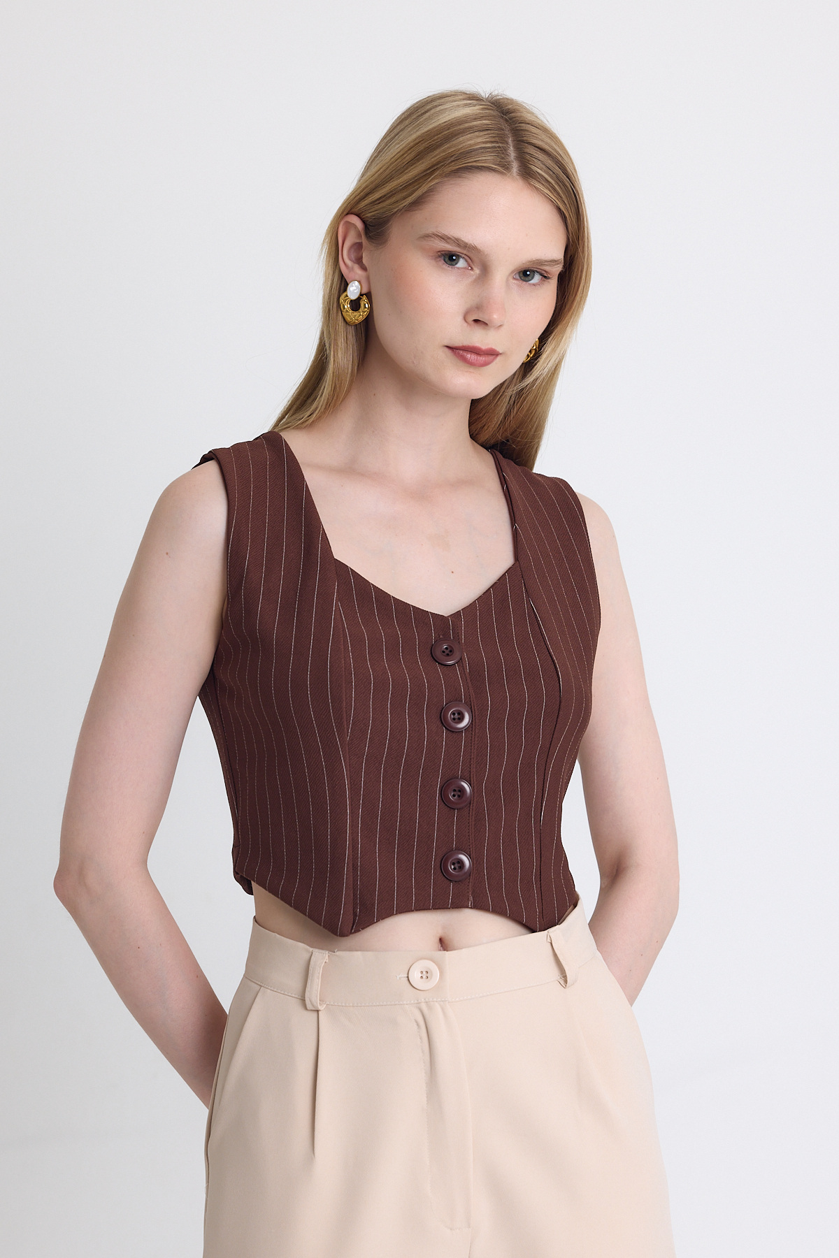 Kahve Çizgili V Yaka Pens Detaylı Düğmeli Crop Yelek 4288A - RAYS