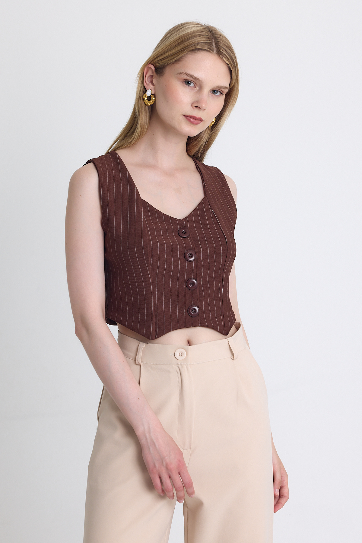 Kahve Çizgili V Yaka Pens Detaylı Düğmeli Crop Yelek 4288A - RAYS