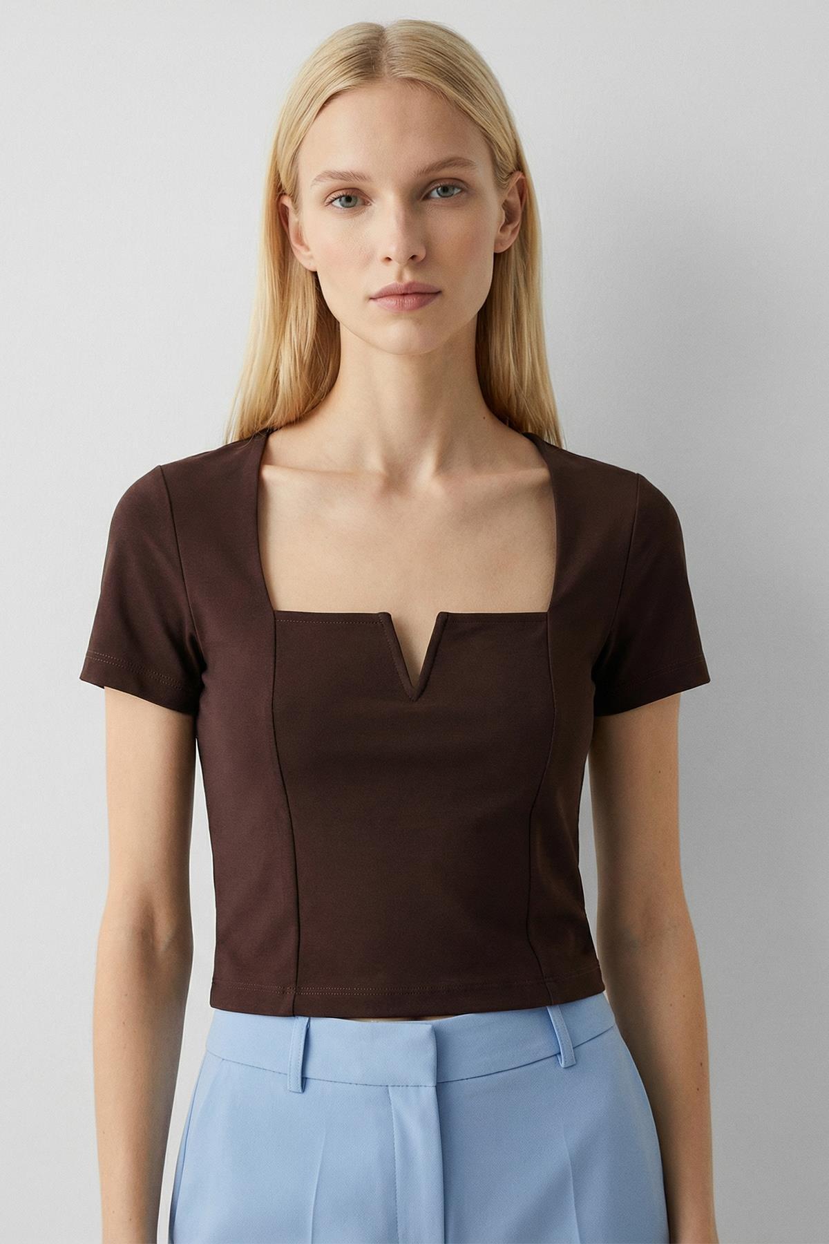 Kahve Kare Yaka V Kesim Detaylı Crop Bluz 10432 