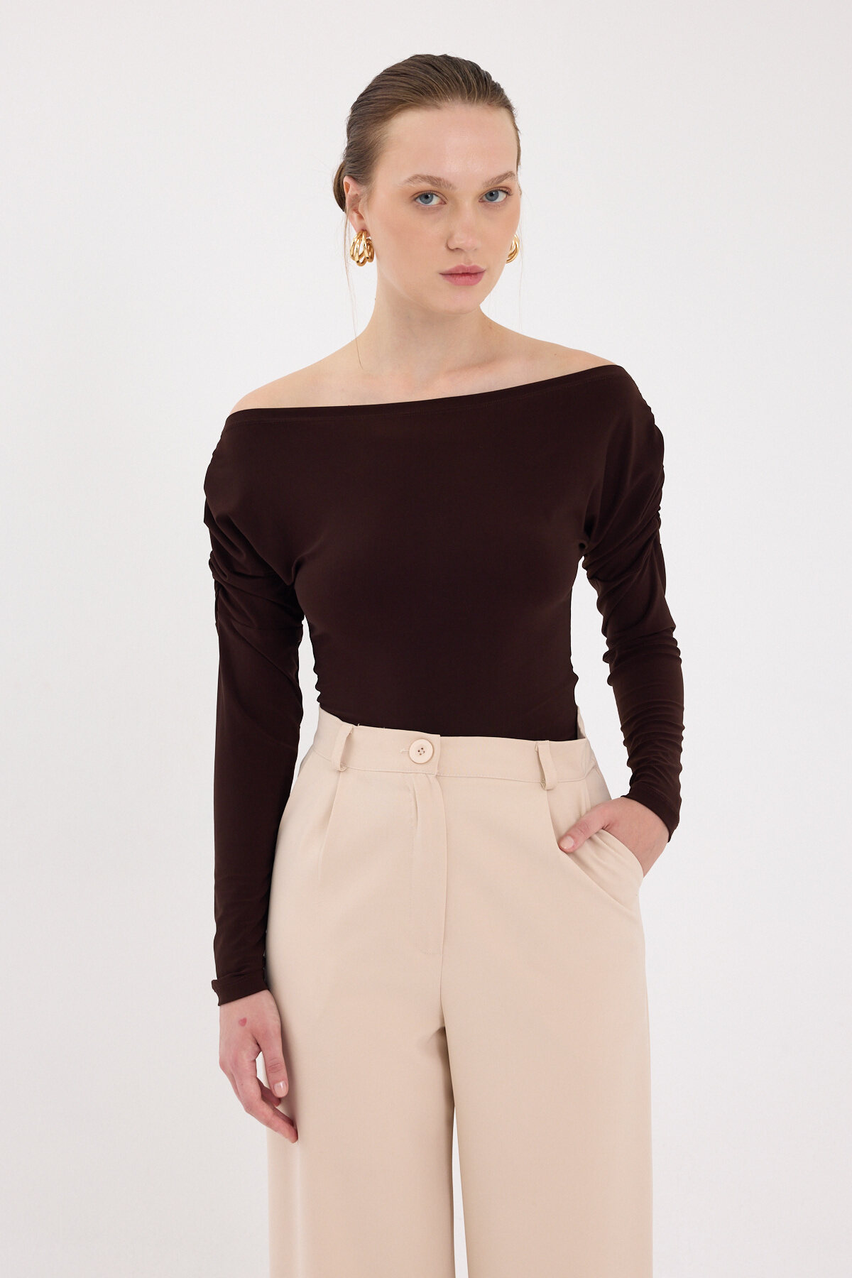 Kahve Kayık Yaka Kol Büzgülü Bluz 2433 - RAYS