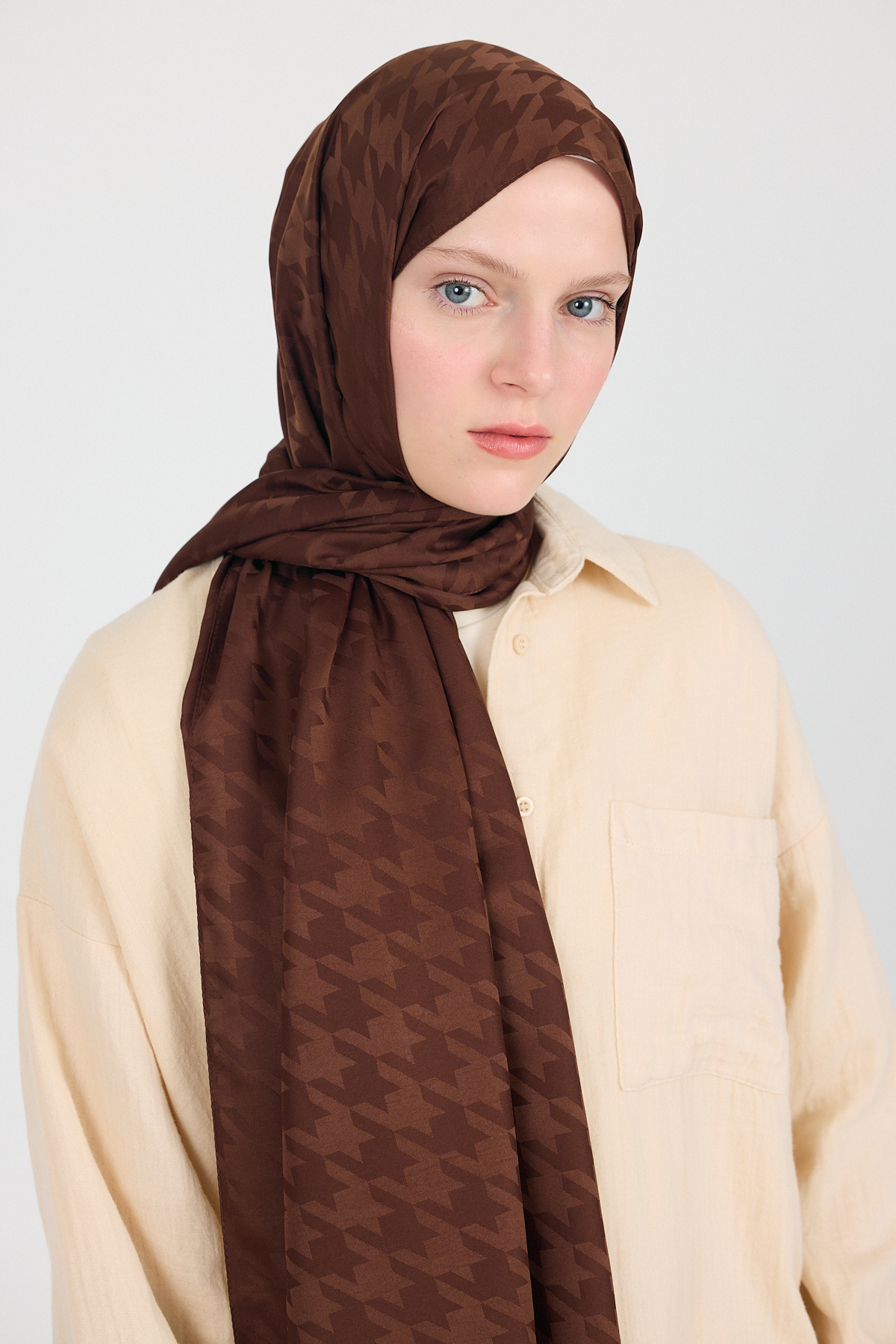 Kahve Kazayağı Desenli Jakar Şal 5686 - RAYS