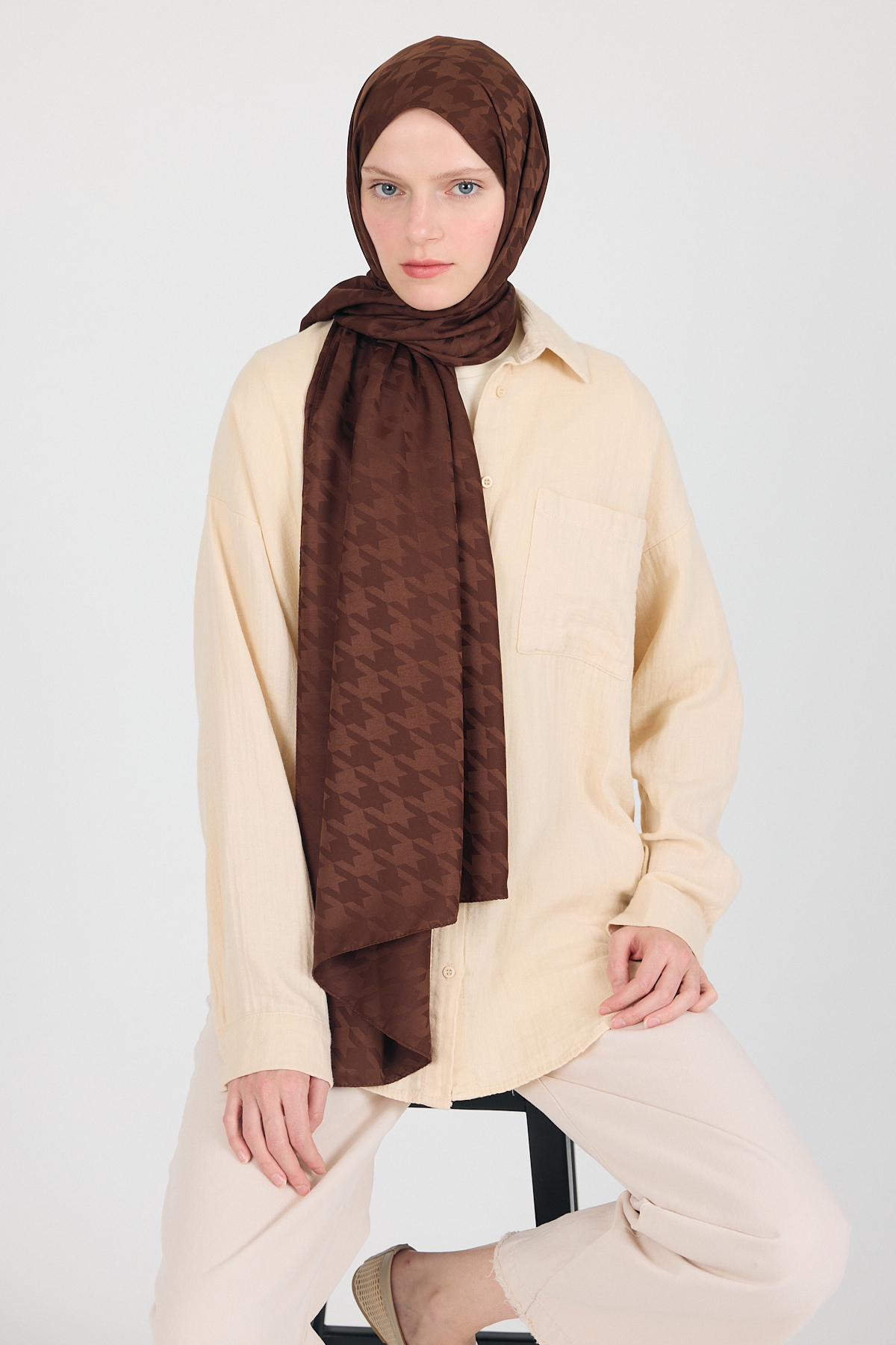 Kahve Kazayağı Desenli Jakar Şal 5686 - 1
