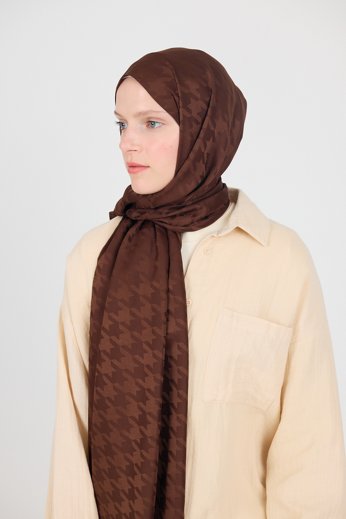 Kahve Kazayağı Desenli Jakar Şal 5686 - RAYS (1)