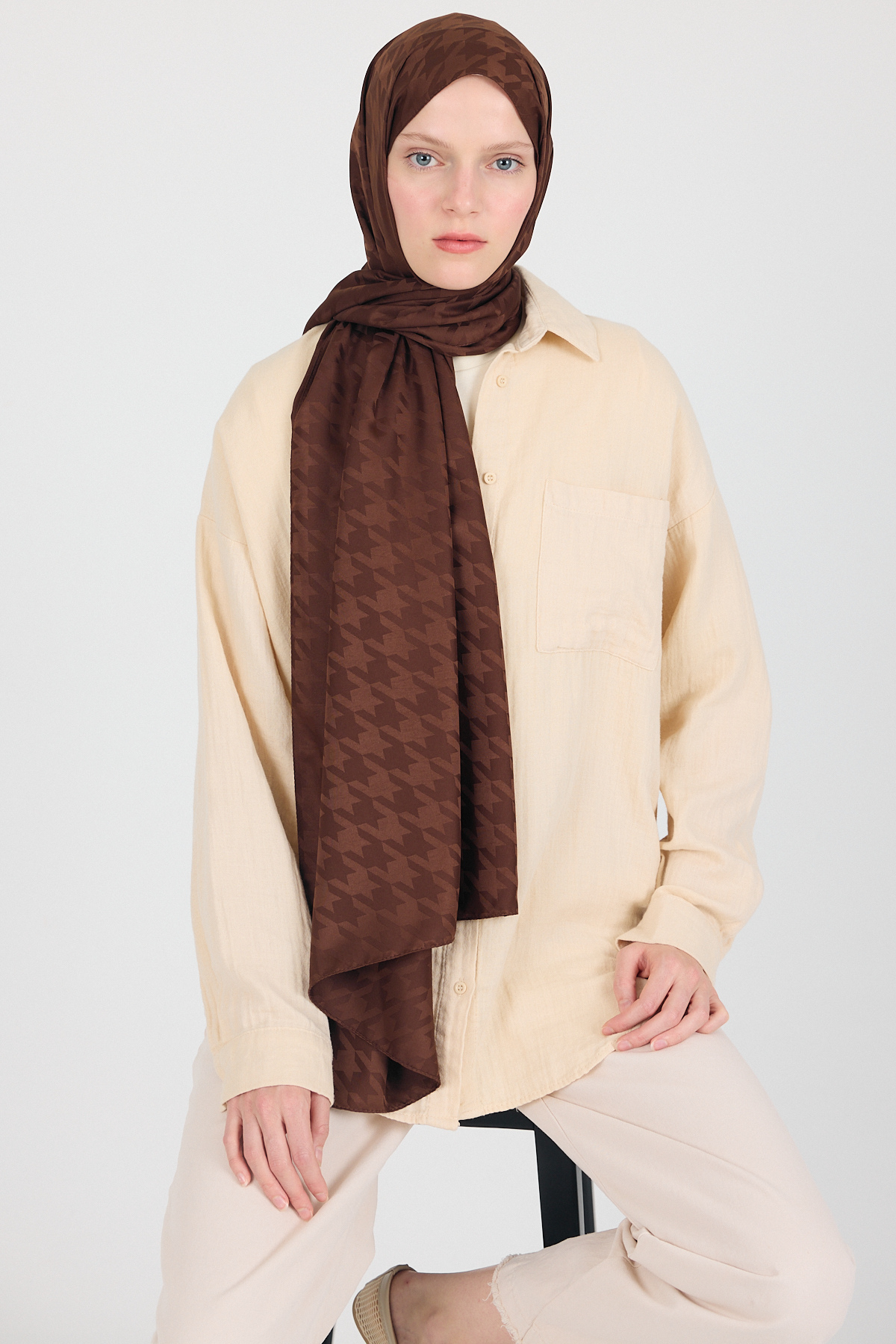 Kahve Kazayağı Desenli Jakar Şal 5686 - 5