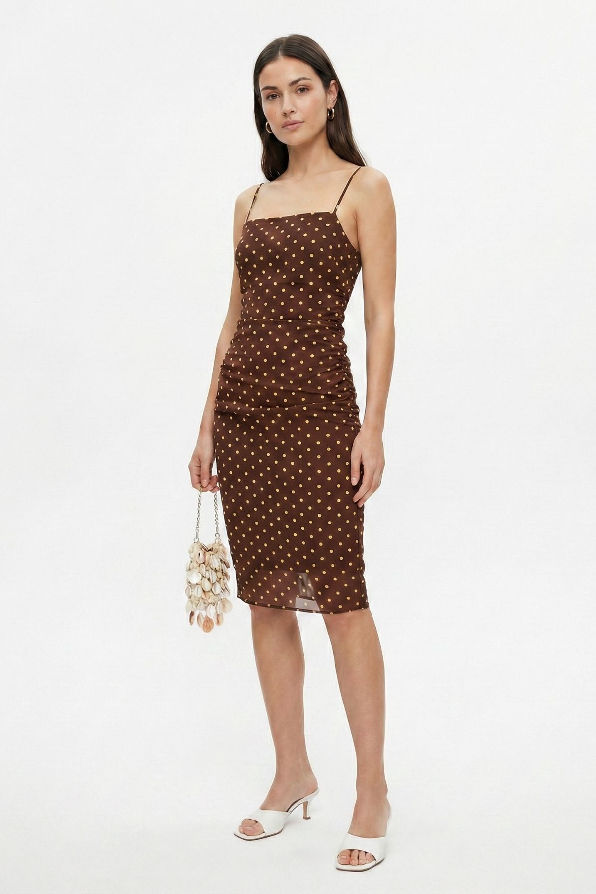 Kahve Puantiyeli YAndan Büzgülü Elbise 20226 - RAYS (1)