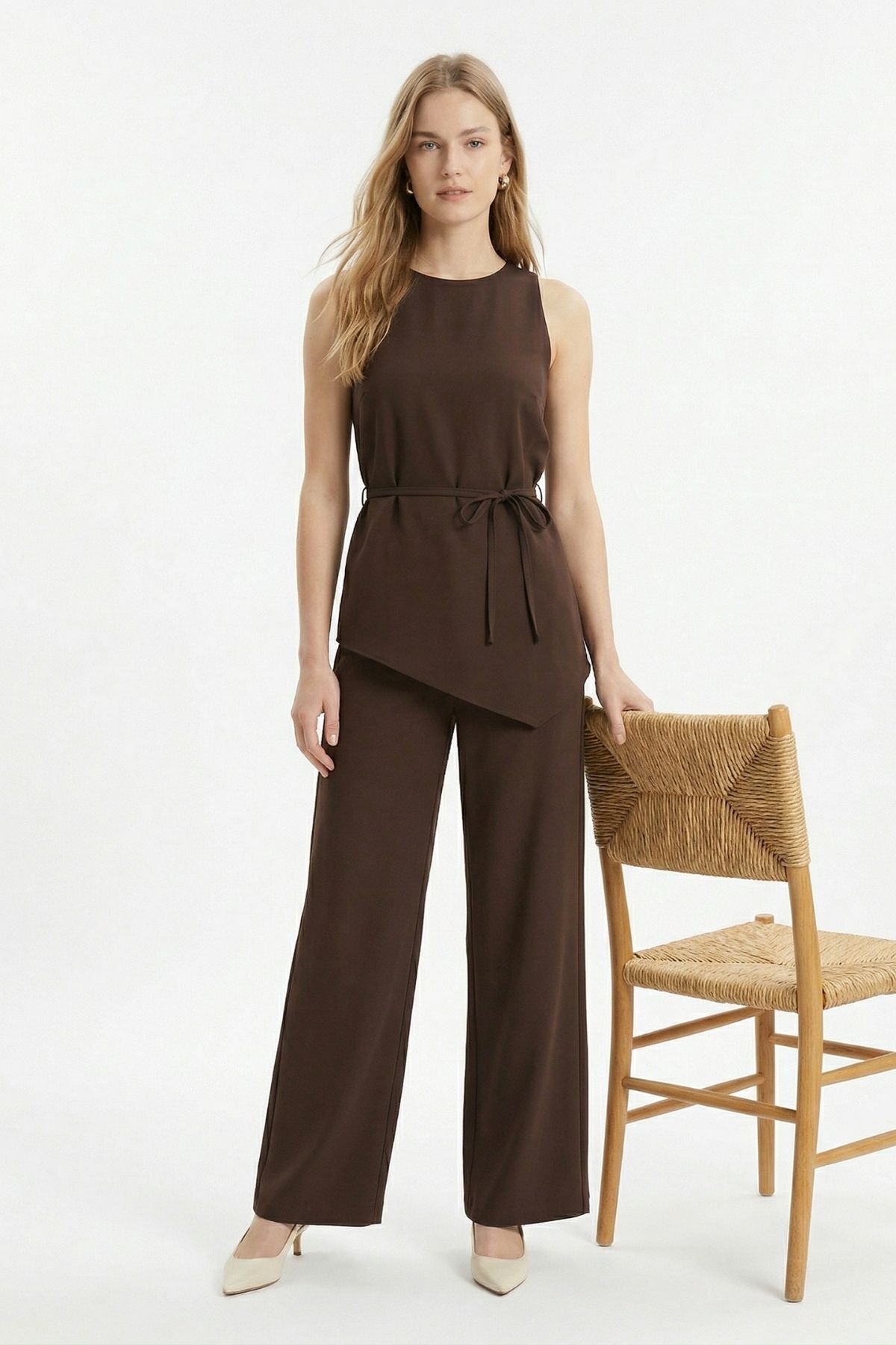 Kahve Sıfır Kollu Kuşaklı Asimetrik Bluz ve Bol Paça Pantolon Takım 8861 - 2