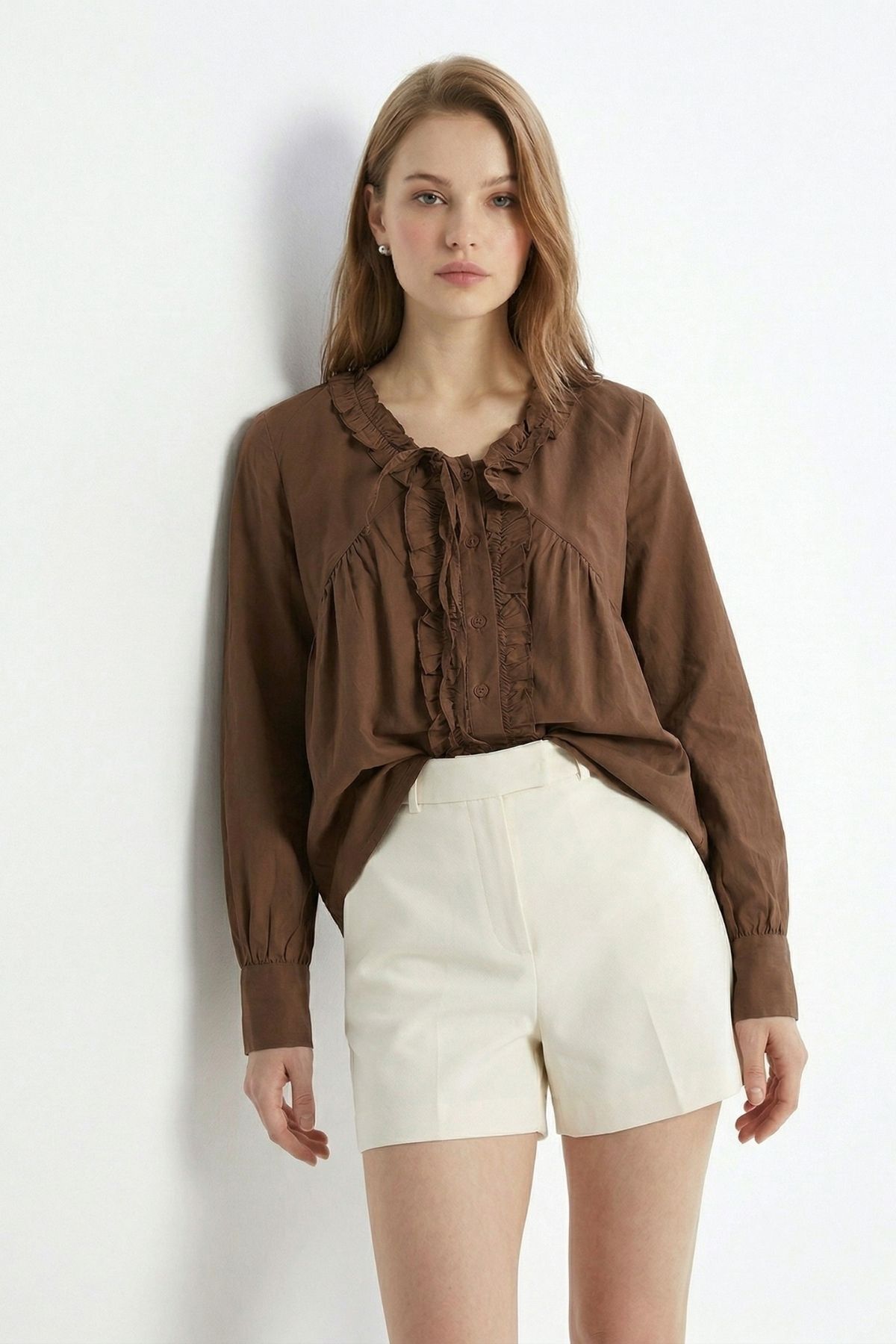 Kahve V Yaka Fırfırlı Bağlama Detay Bluz 0108 - RAYS (1)