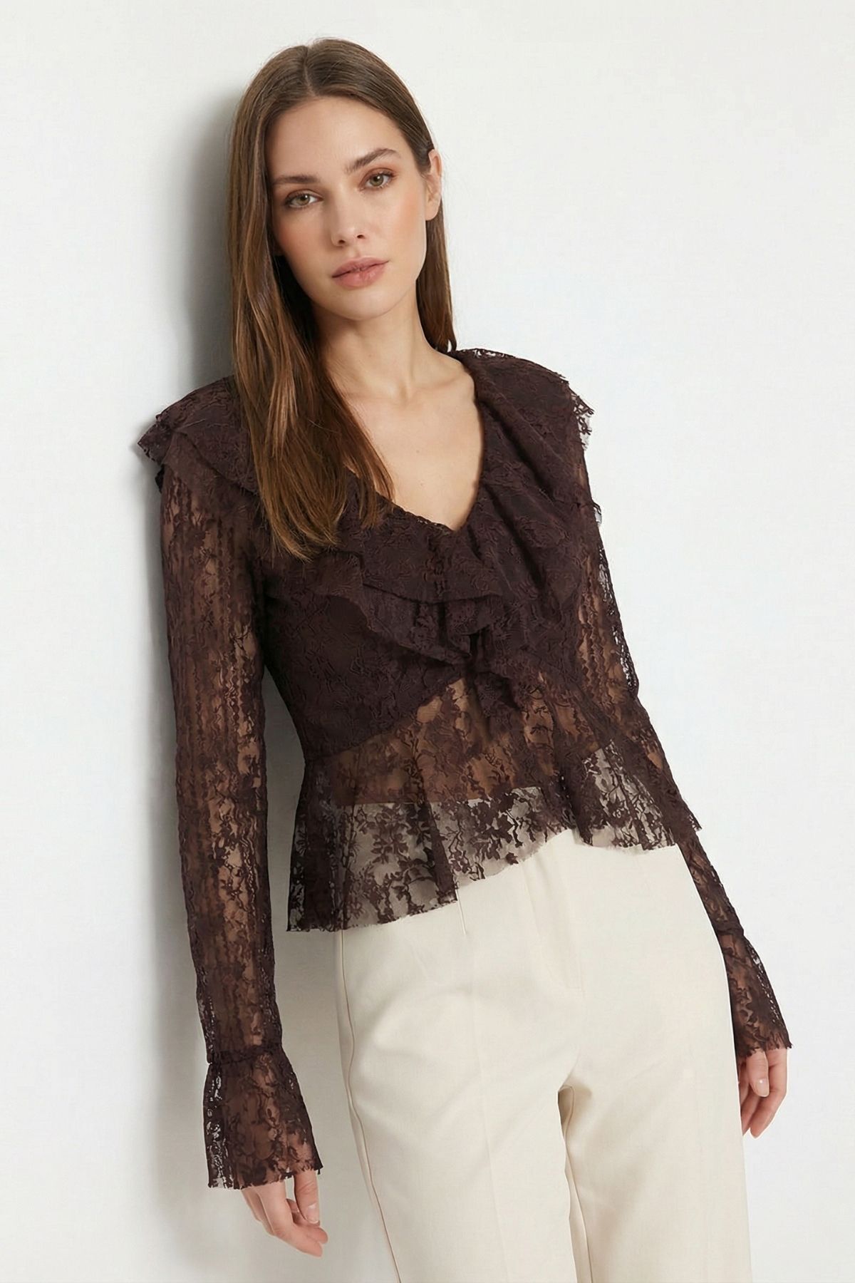 Kahve V Yaka Önü Fırfırlı Dantelli Bluz 8490 