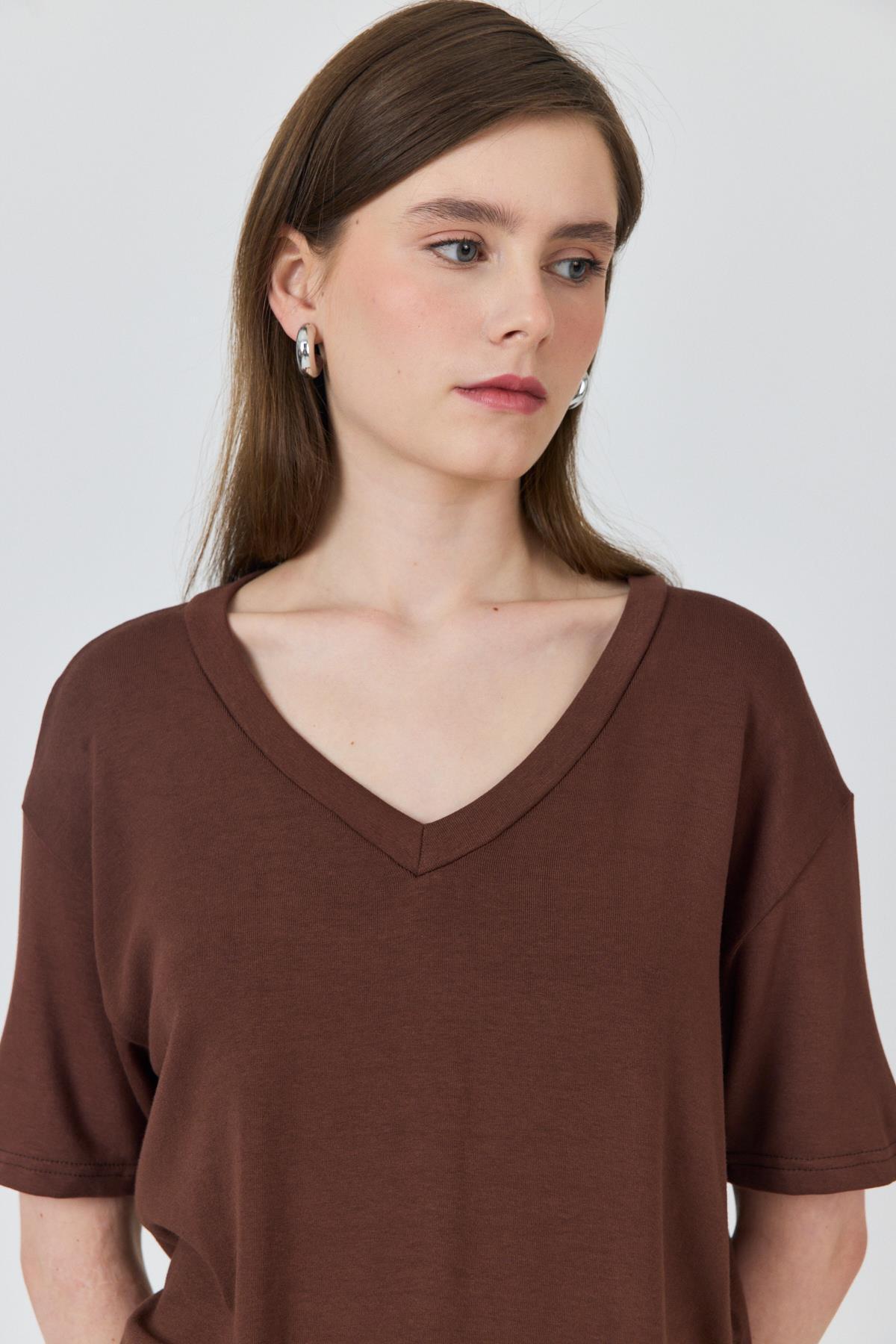 Kahve V Yaka Viskoz/Yumuşak Kumaş Dökümlü Tişört 3077 - RAYS