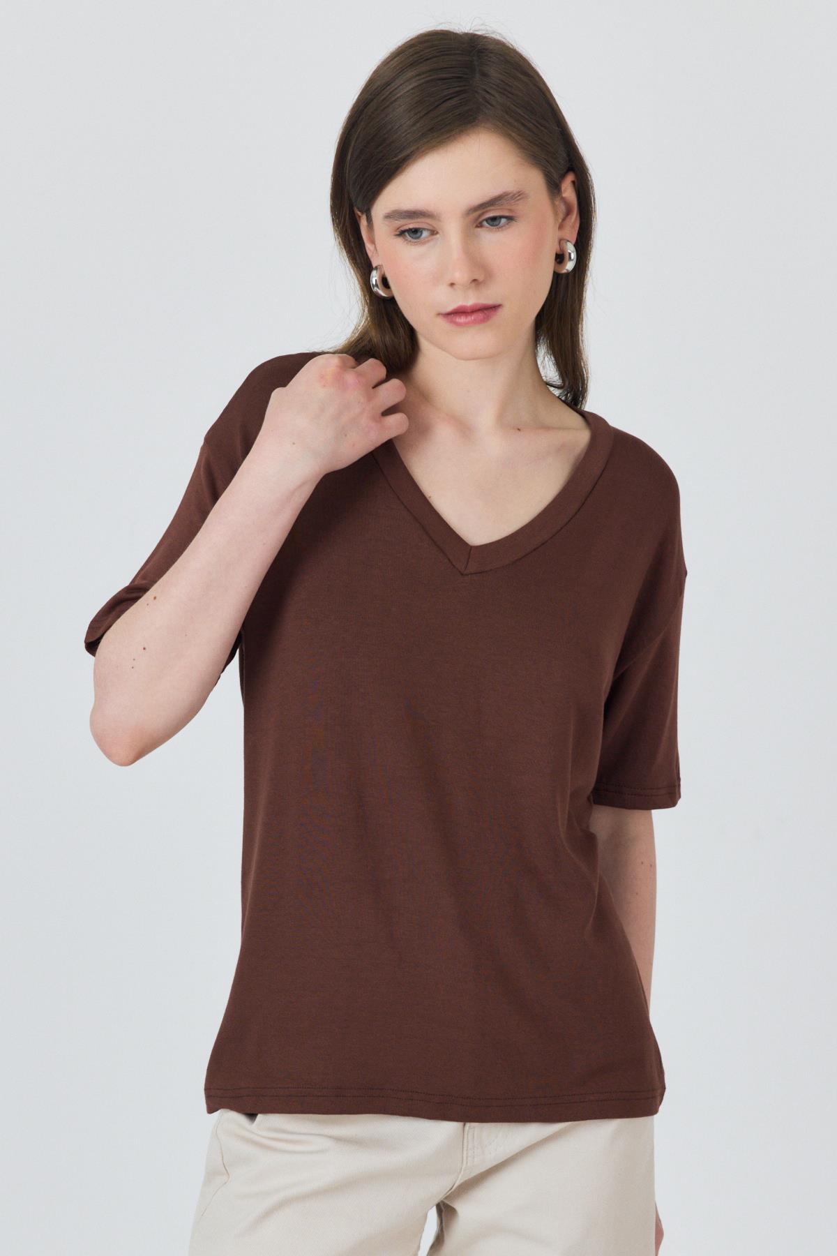 Kahve V Yaka Viskoz/Yumuşak Kumaş Dökümlü Tişört 3077 - RAYS