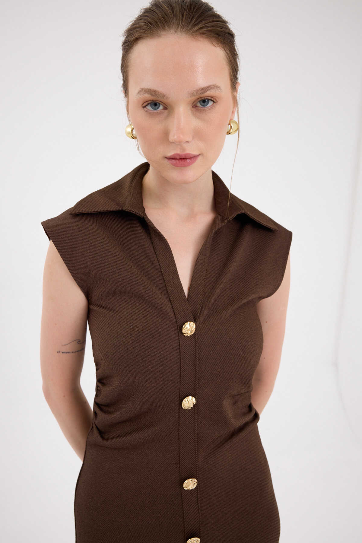 Kahve Yanları Büzgülü Kolsuz Gömlek Midi Elbise 8117A - 4