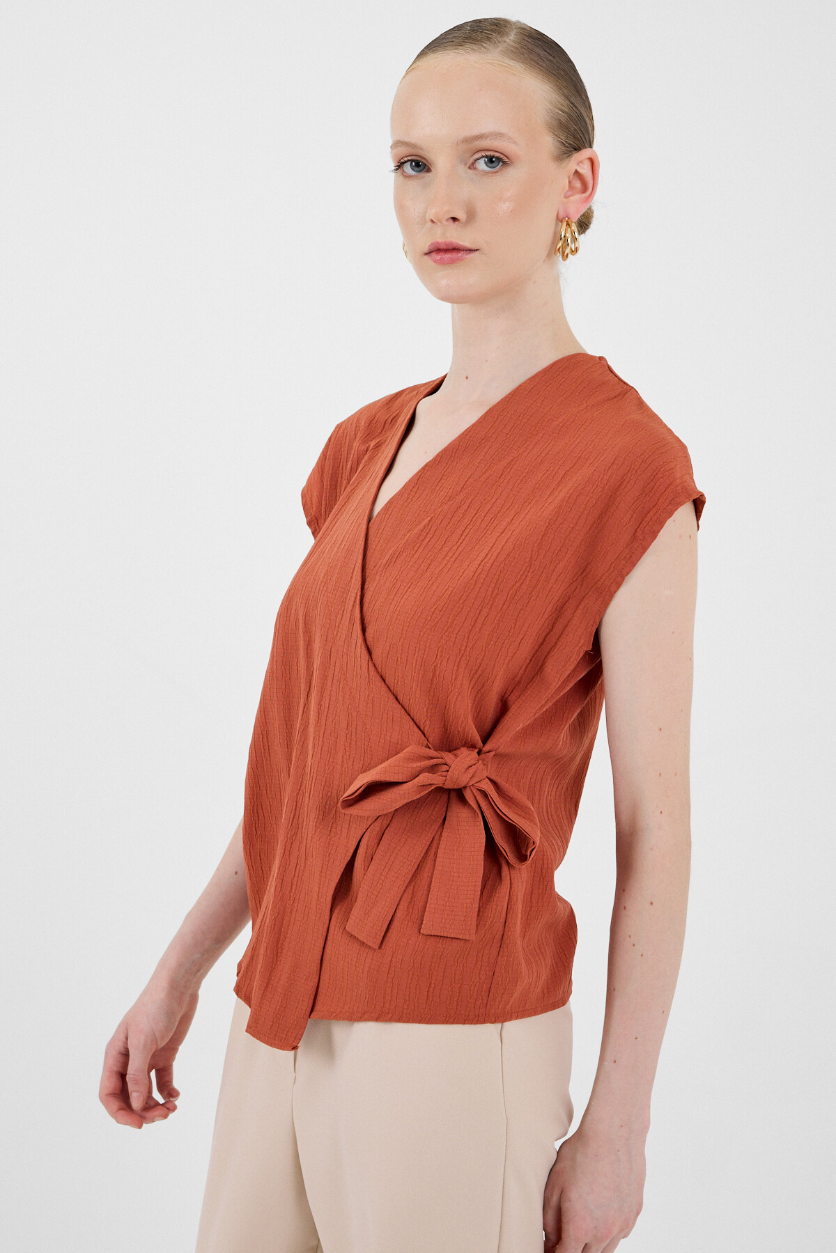 Kiremit Kruvaze Yaka Bağlama Detaylı Bluz 8025A - 1