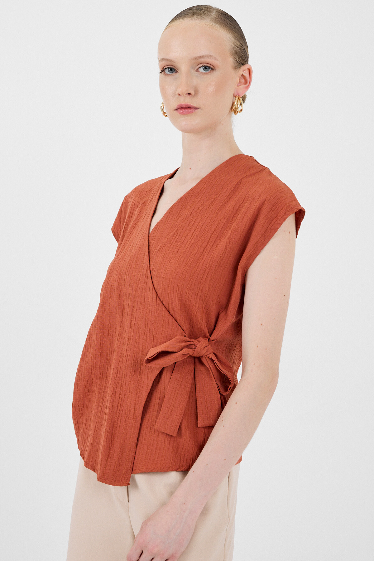 Kiremit Kruvaze Yaka Bağlama Detaylı Bluz 8025A - 2