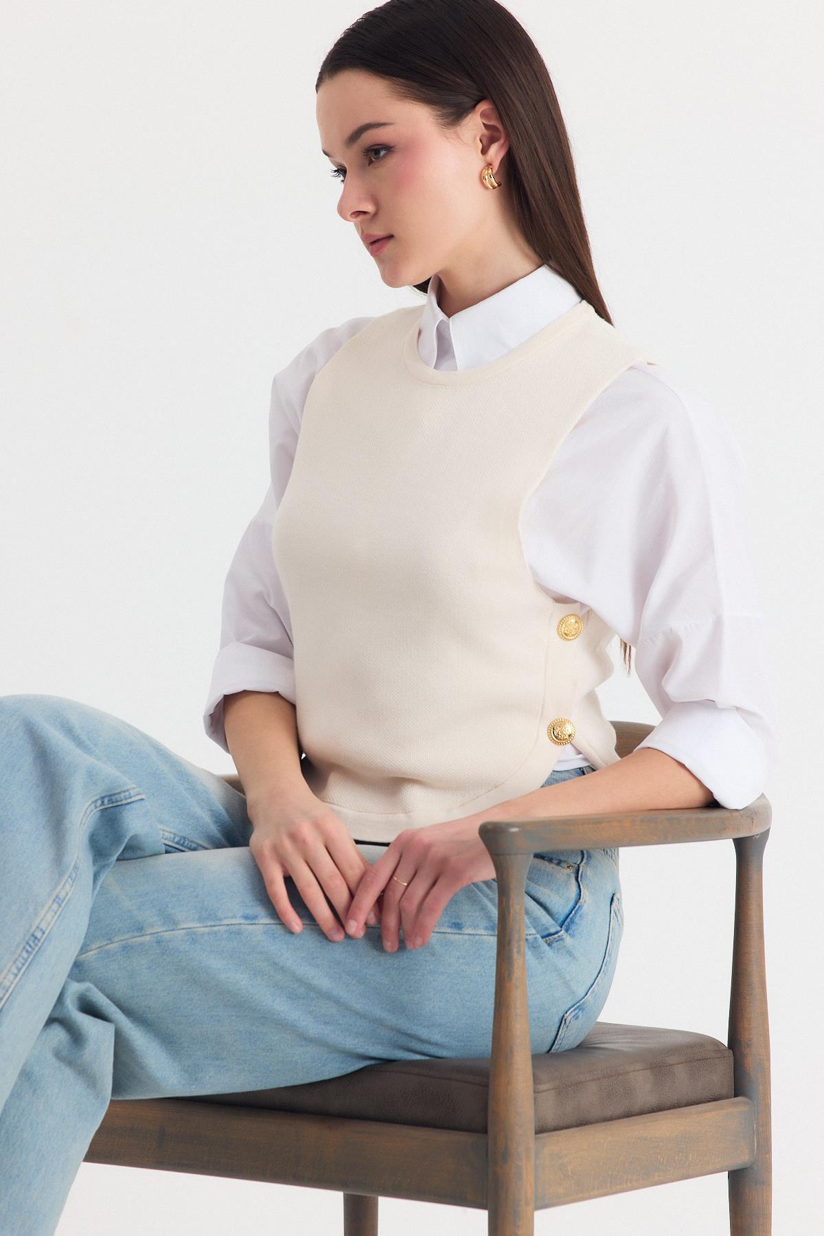 Krem Yan Düğme Detay Sıfır Kol Süveter 2111 - 1