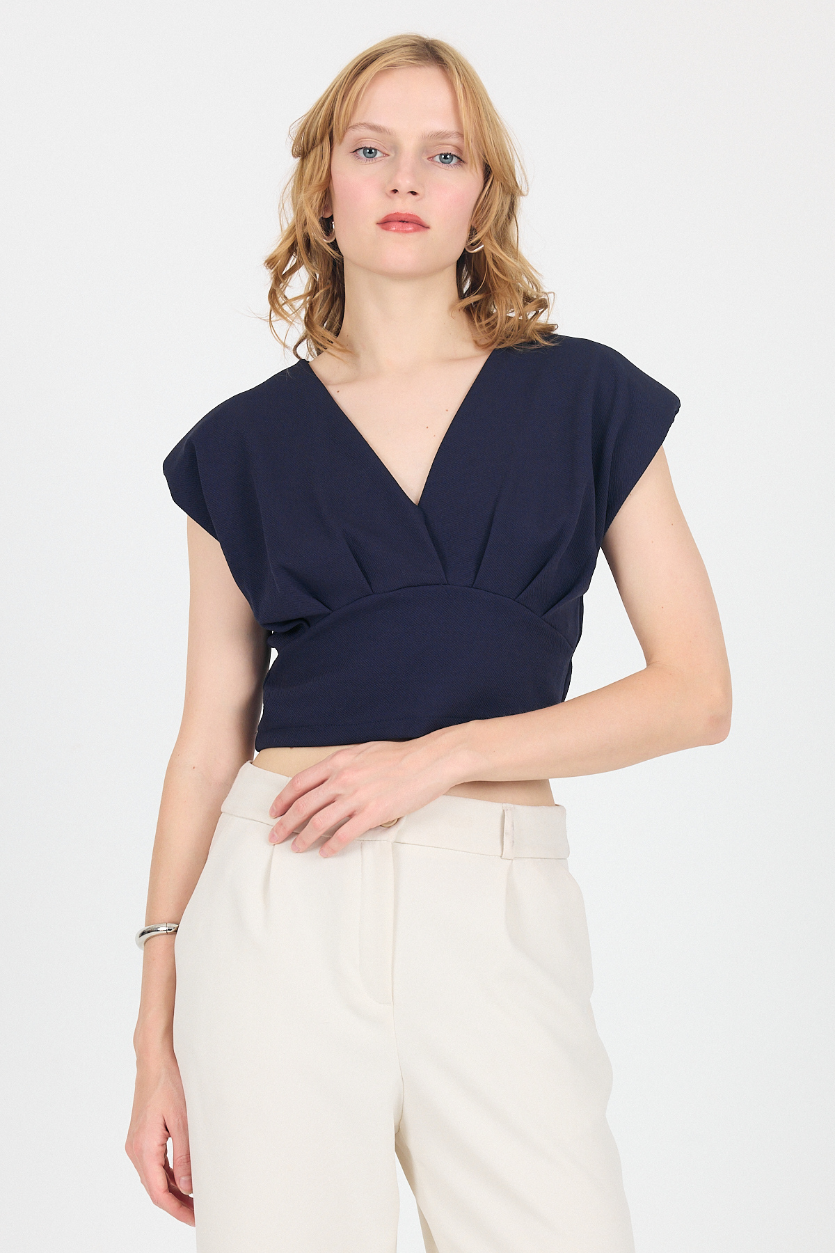 Laci V Yaka Vatkalı Büzgü Detaylı Kısa Kollu Bluz 4227A 