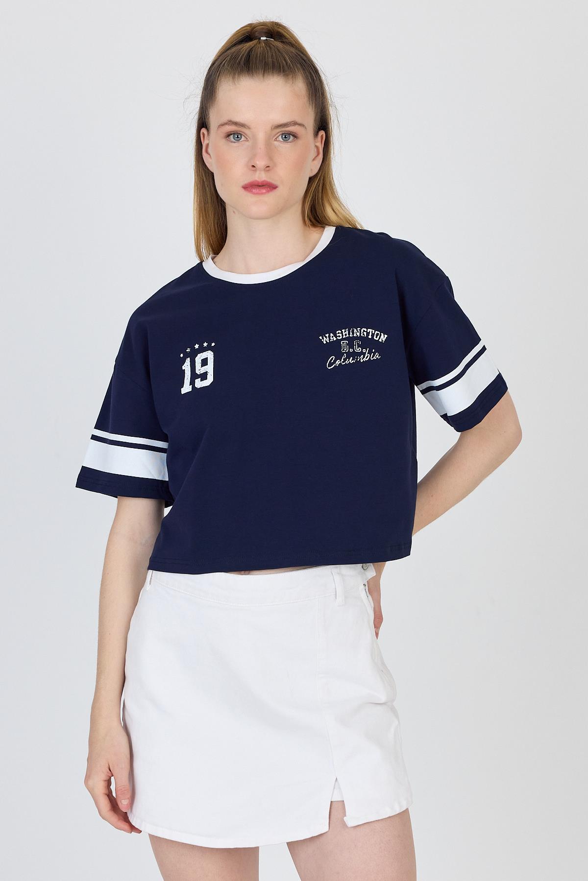 Lacivert Yazı Baskılı Crop Tişört 6584 - RAYS