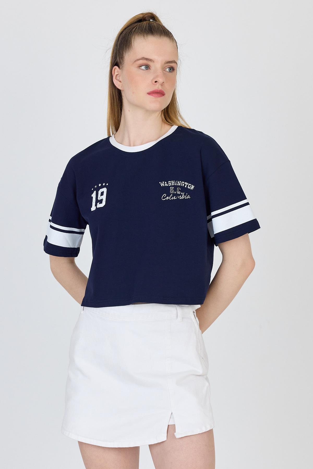 Lacivert Yazı Baskılı Crop Tişört 6584 - RAYS