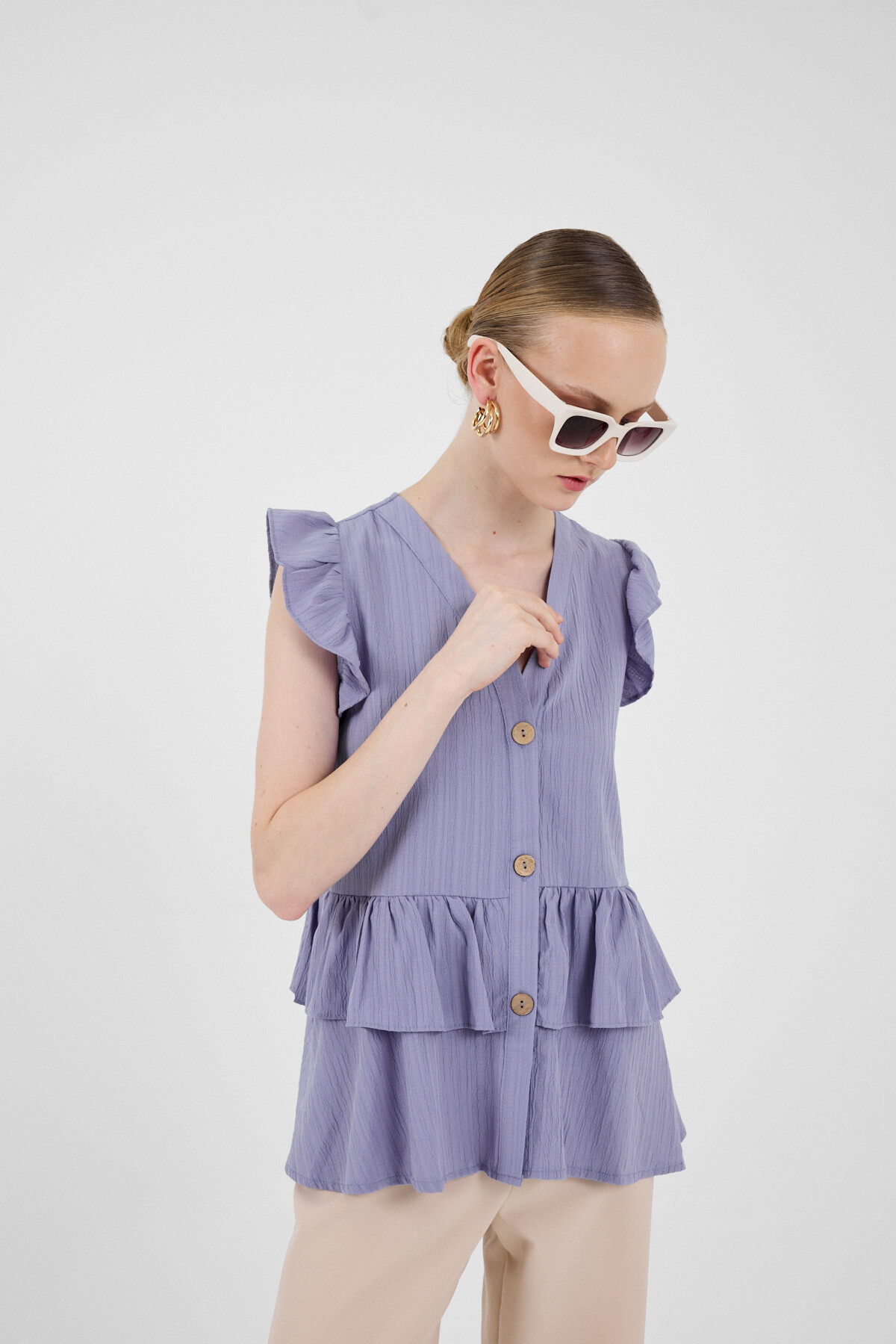 Lila V Yaka Düğmeli Fırfır Kol Bluz 8052A - RAYS