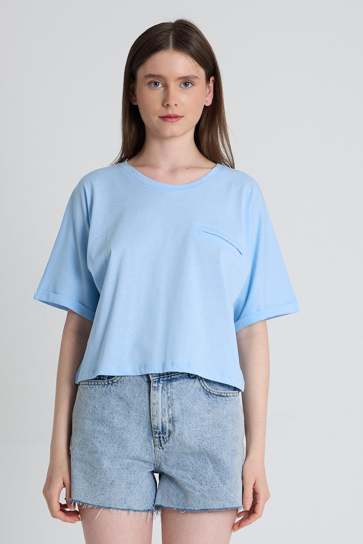 Mavi Cep Detaylı Bisiklet Yaka Crop Tişört 2136M 