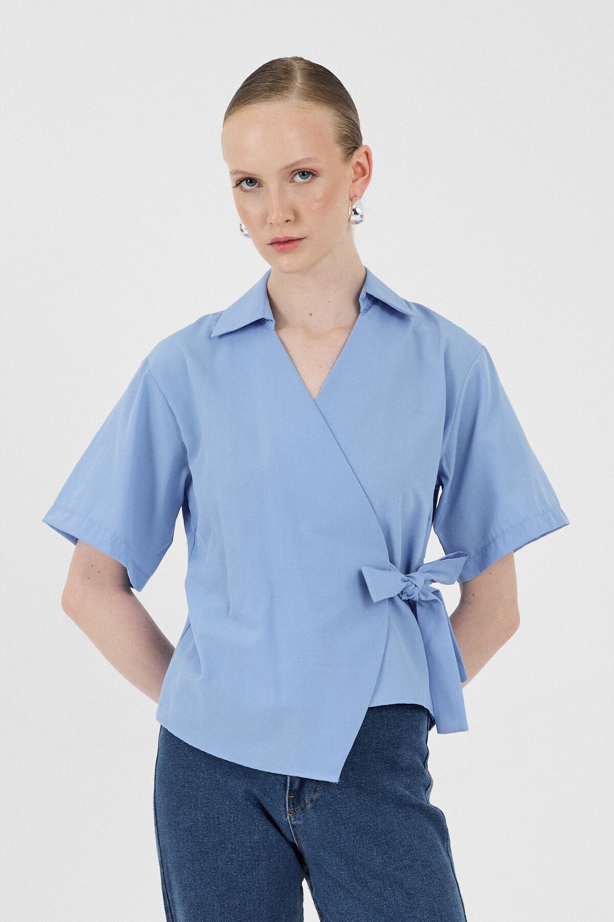 Mavi Kısa Kol Yan Bağlama Detaylı Bluz 8095A 