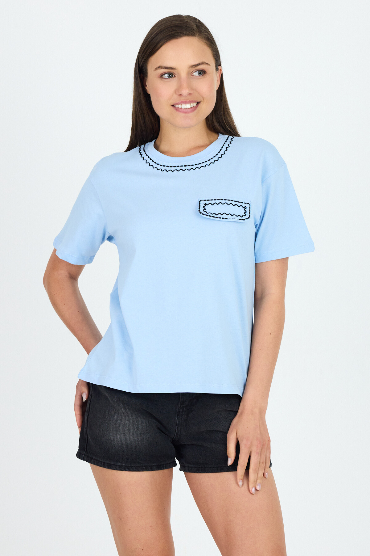Mavi Nakış İşlemeli Cep Görünüm Detaylı Tişört 2255M 