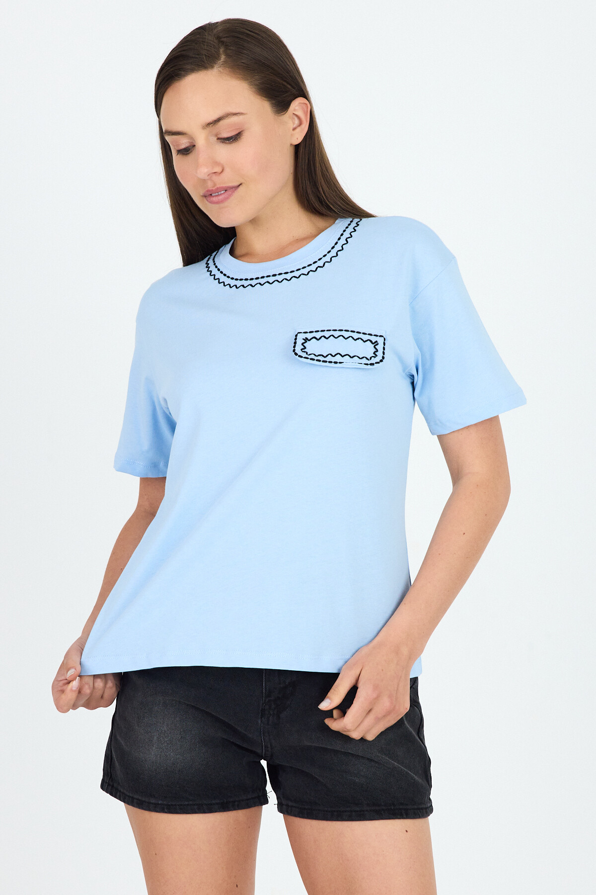Mavi Nakış İşlemeli Cep Görünüm Detaylı Tişört 2255M - 6