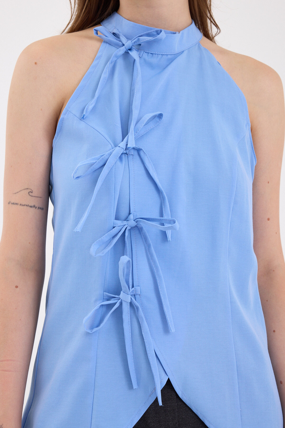 Mavi Ön Bağlama Detaylı Halter Yaka Bluz 8094A - RAYS