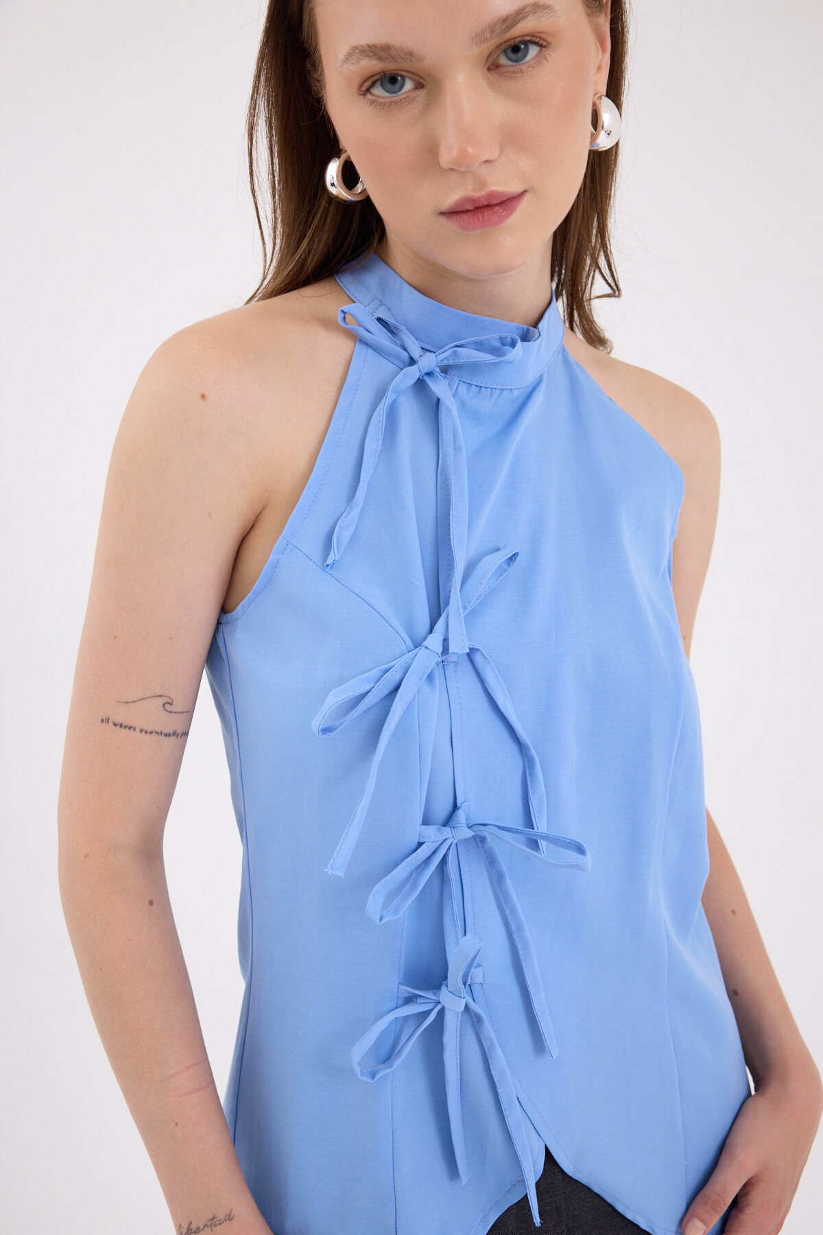 Mavi Ön Bağlama Detaylı Halter Yaka Bluz 8094A - 2