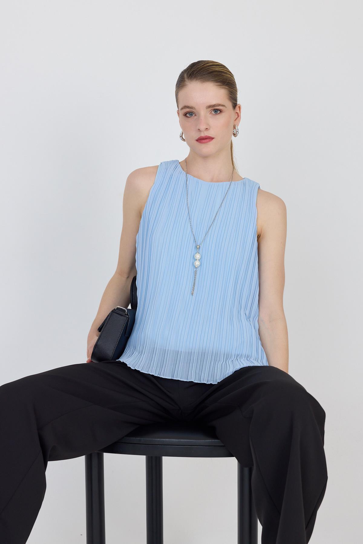 Mavi Pileli Kolye Aksesuar Detaylı Kolsuz Bluz 220 - 2