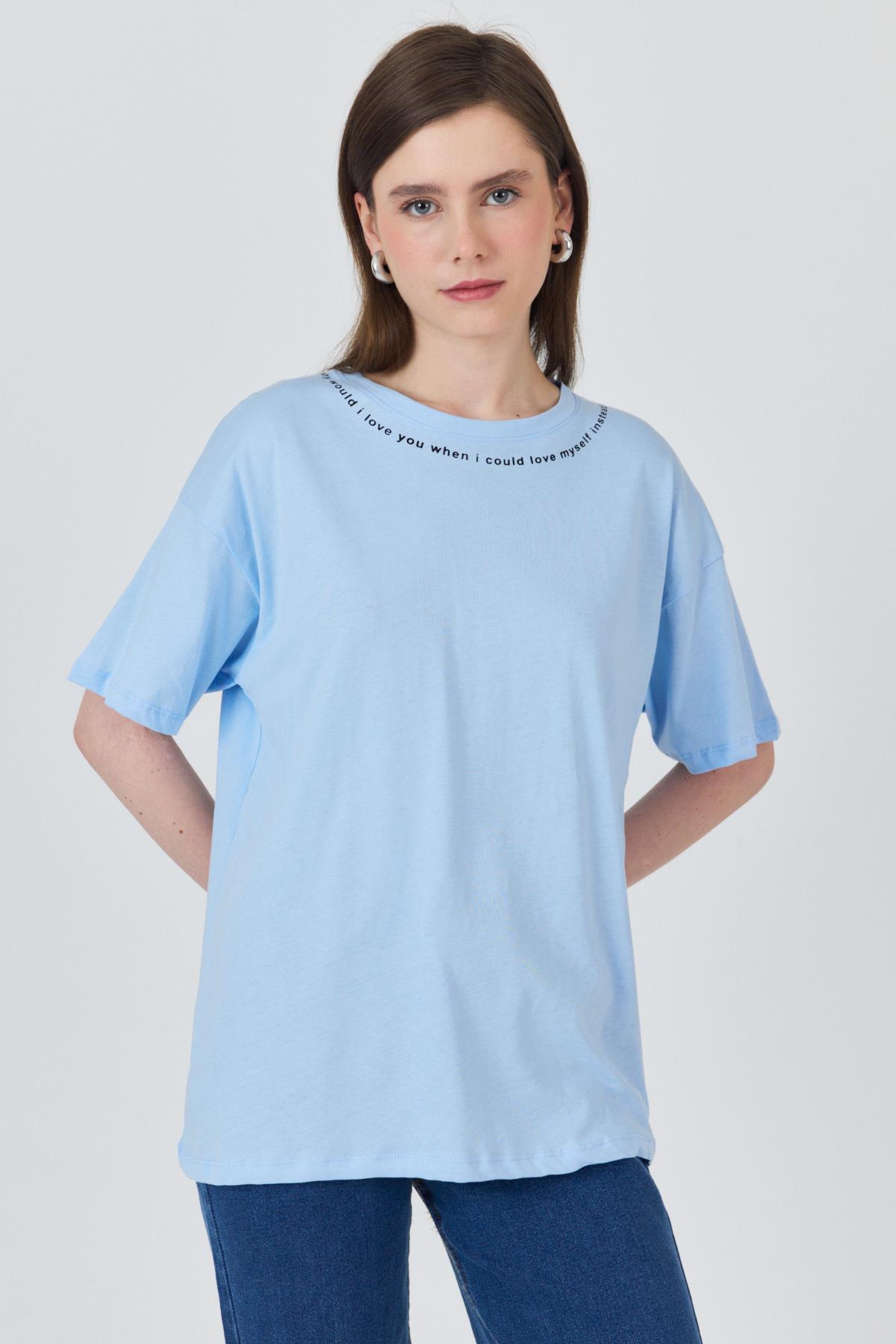 Mavi Yaka Yazı Baskılı Oversize Pamuklu Tişört 2150-34M - 2