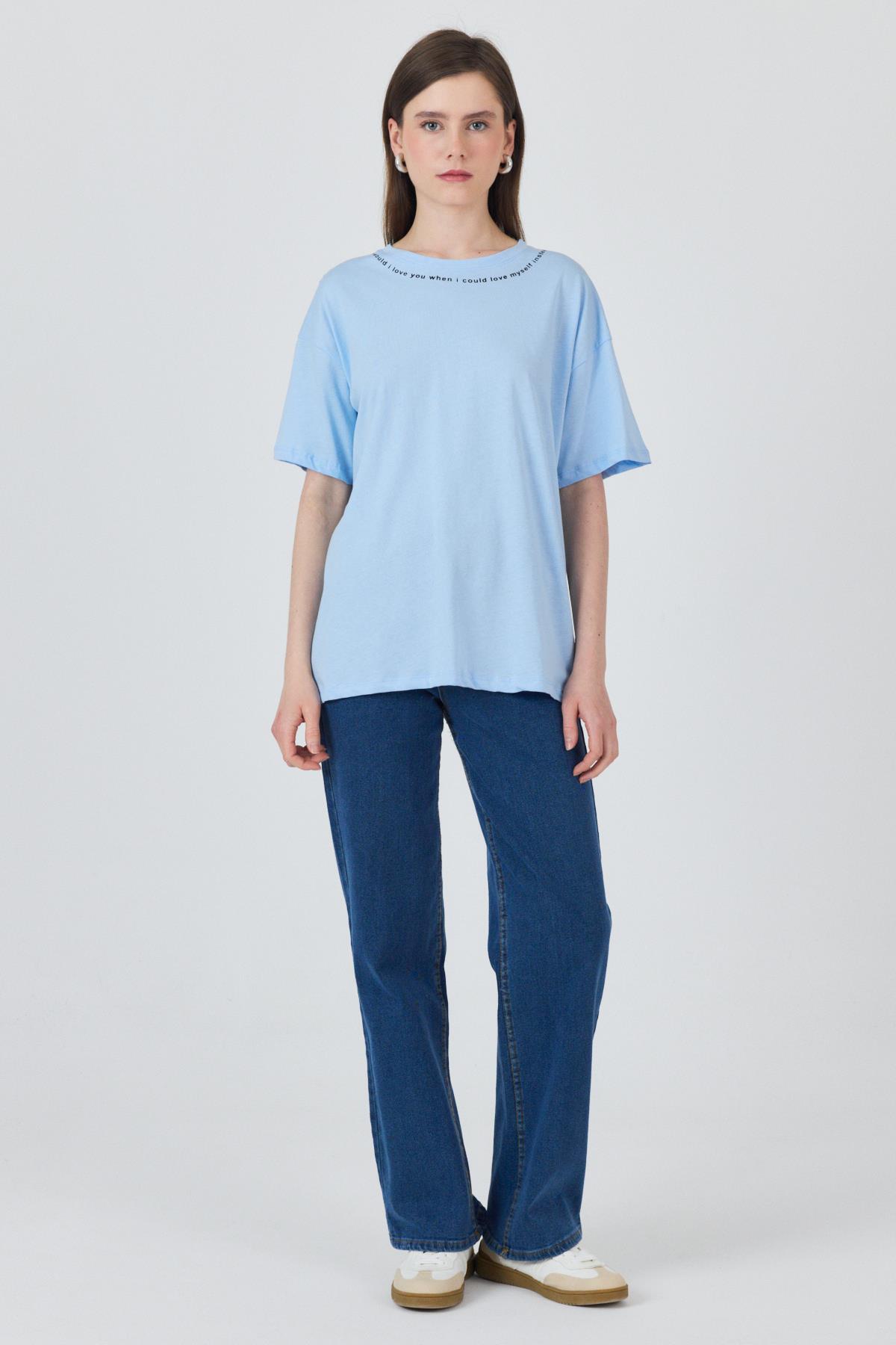 Mavi Yaka Yazı Baskılı Oversize Pamuklu Tişört 2150-34M - RAYS